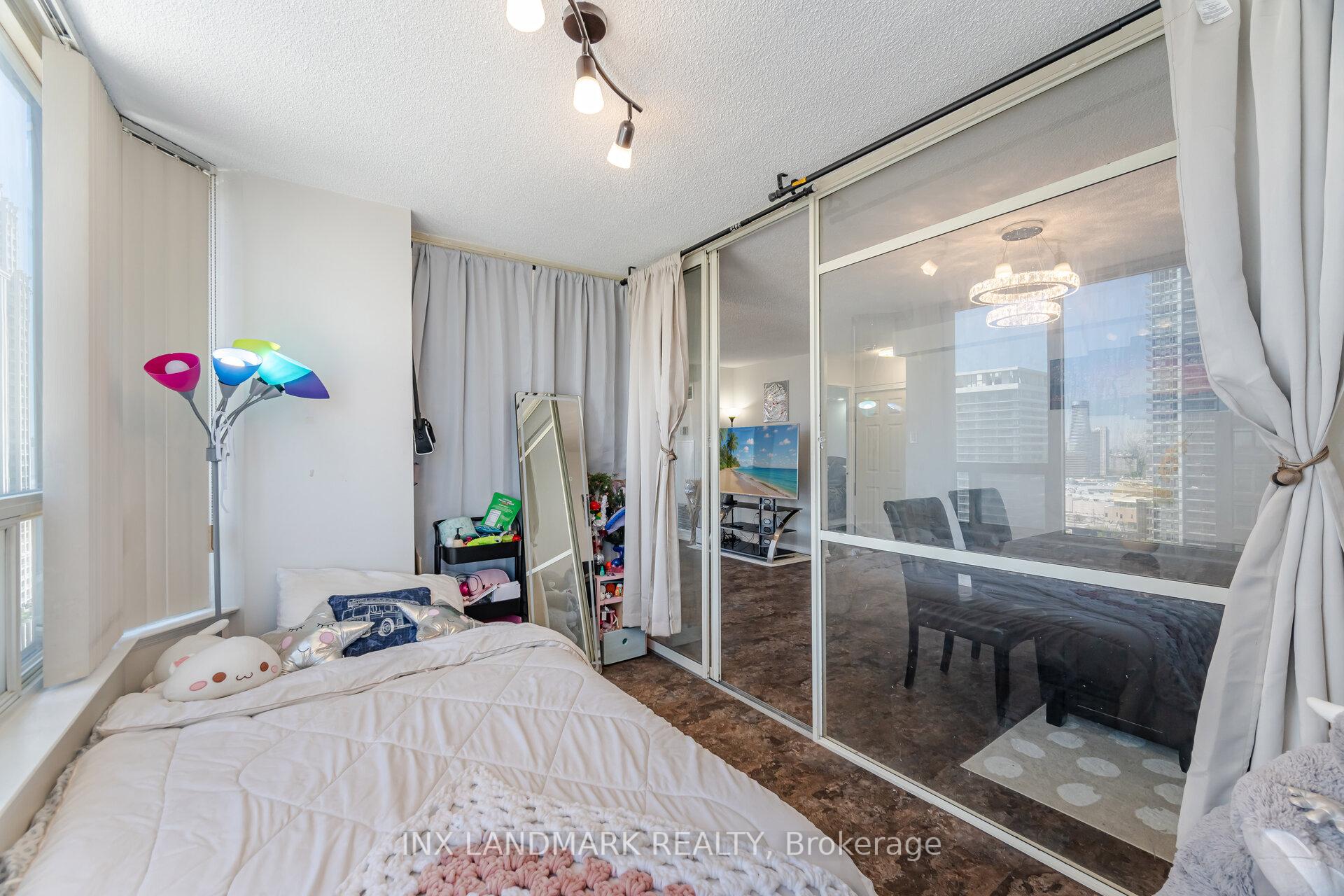 3 Bedrooms Condo at 330 Rathburn, Mississauga For sale