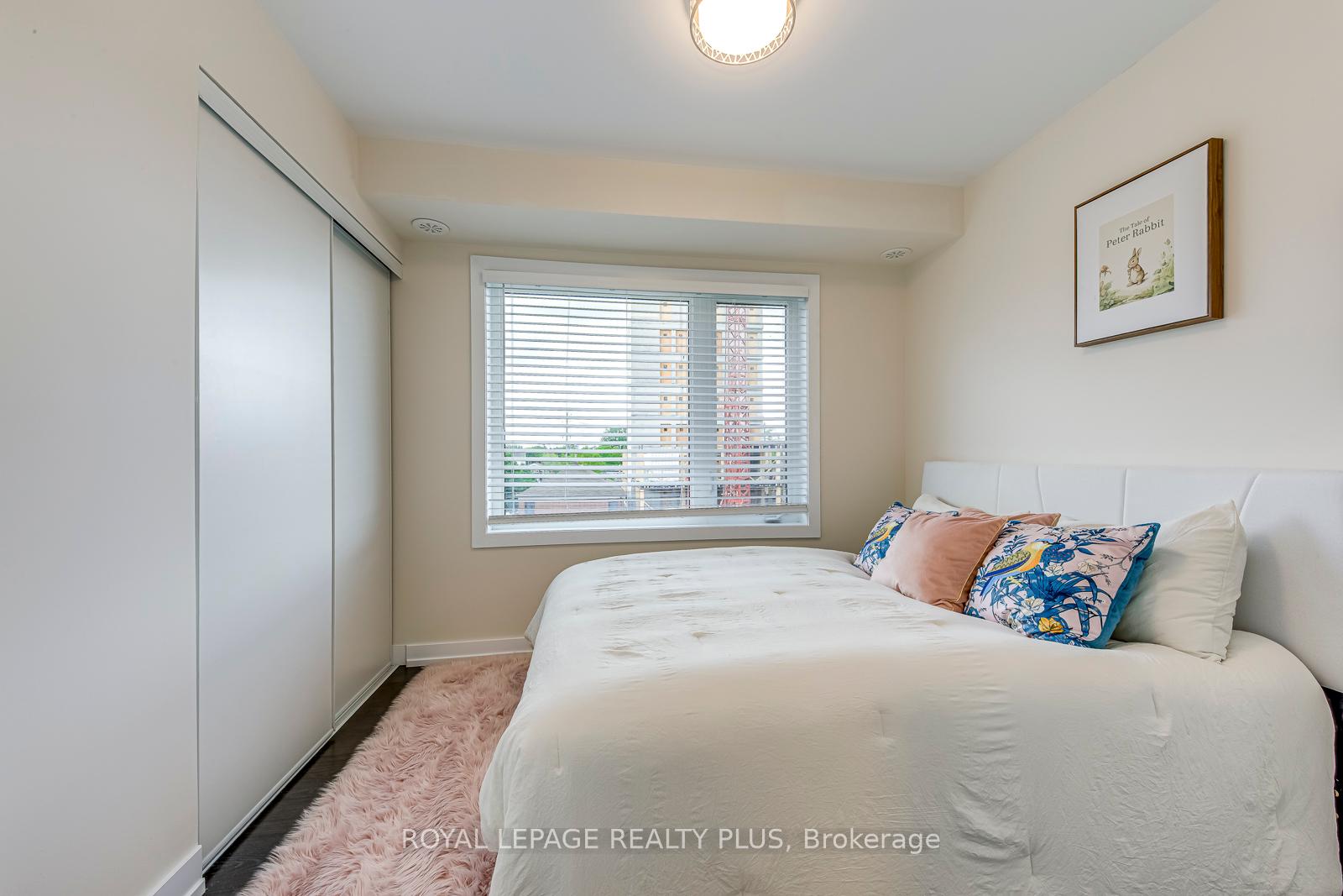 2 Bedrooms Condo at 10 Drummond, Toronto For sale
