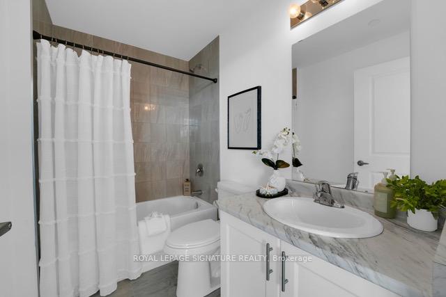 2 Bedrooms Condo at 450 Dundas, Hamilton For sale
