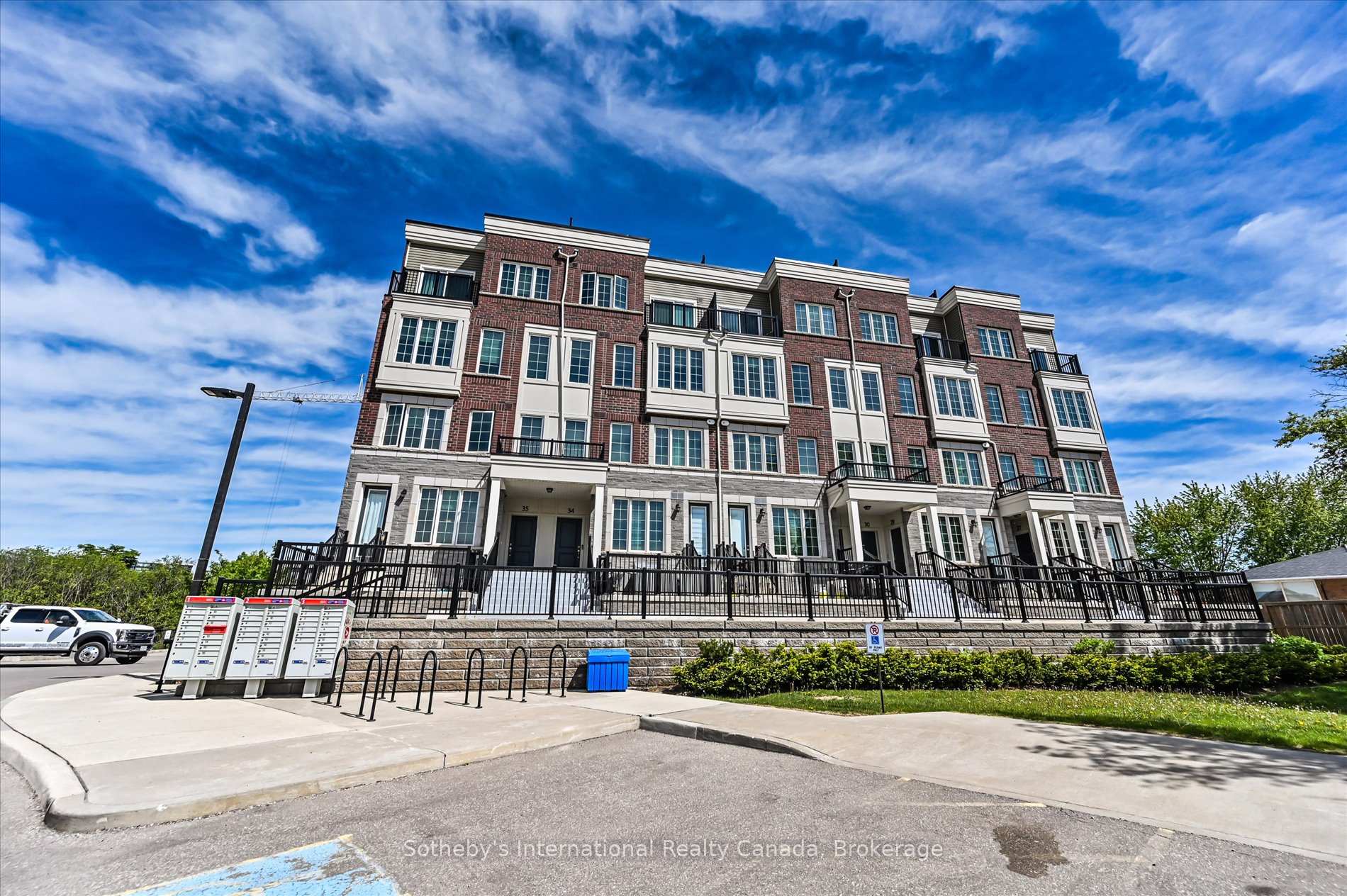 2 Bedrooms Condo at 2199 Lillykin, Oakville For sale