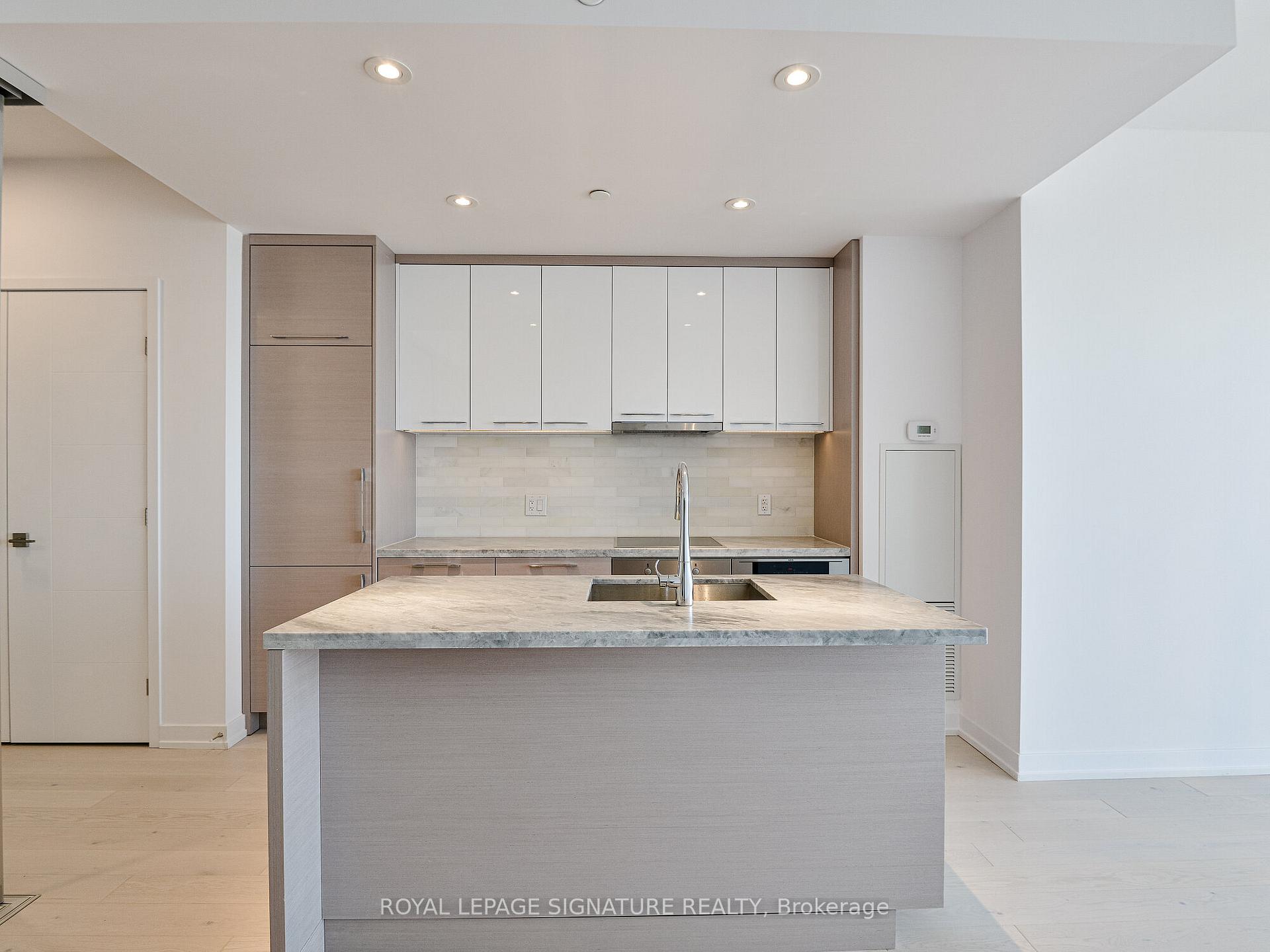 2 Bedrooms Condo at 488 University,  Toronto For sale