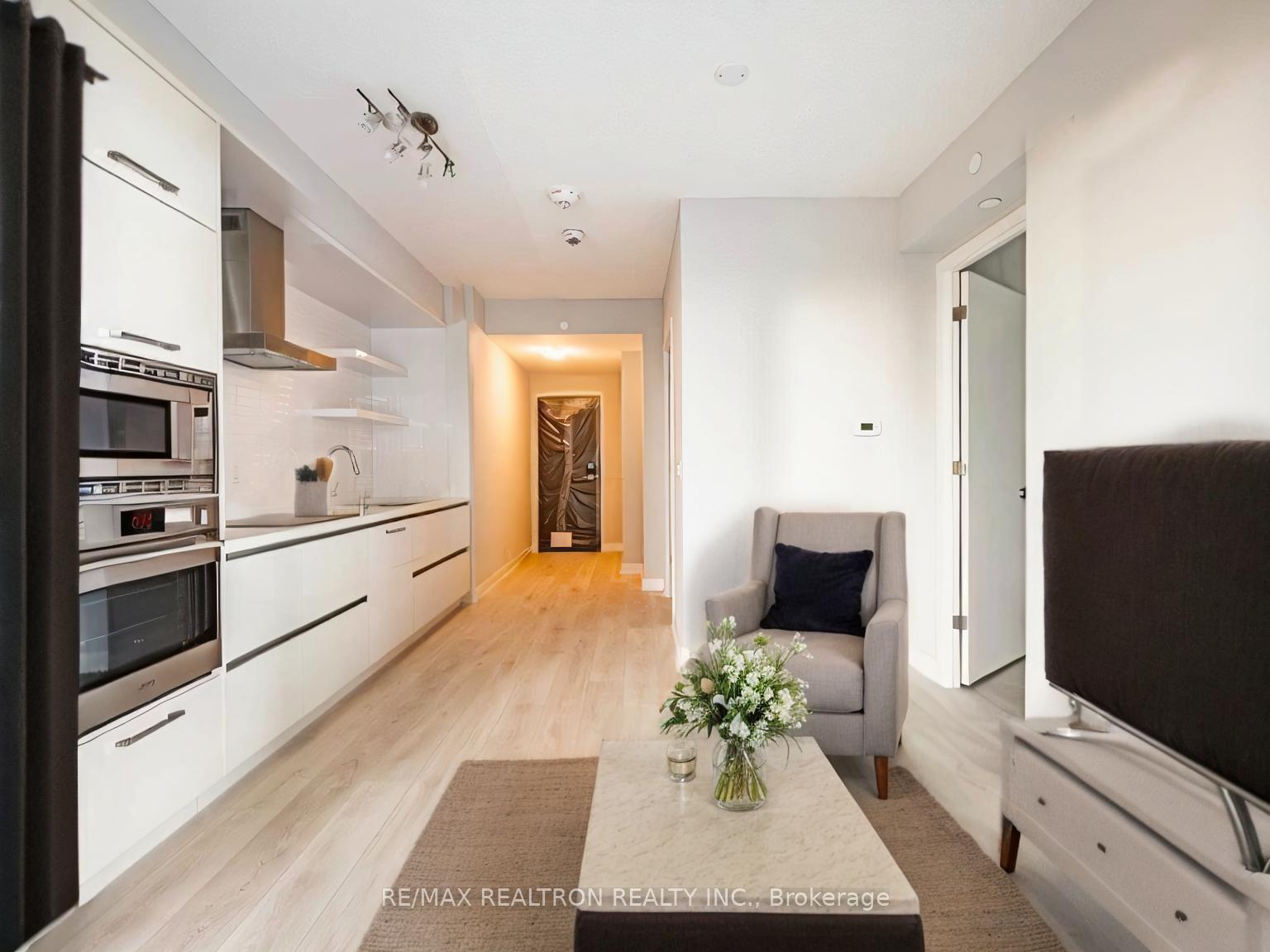 1 Bedroom Condo at 2221 Yonge,  Toronto For sale