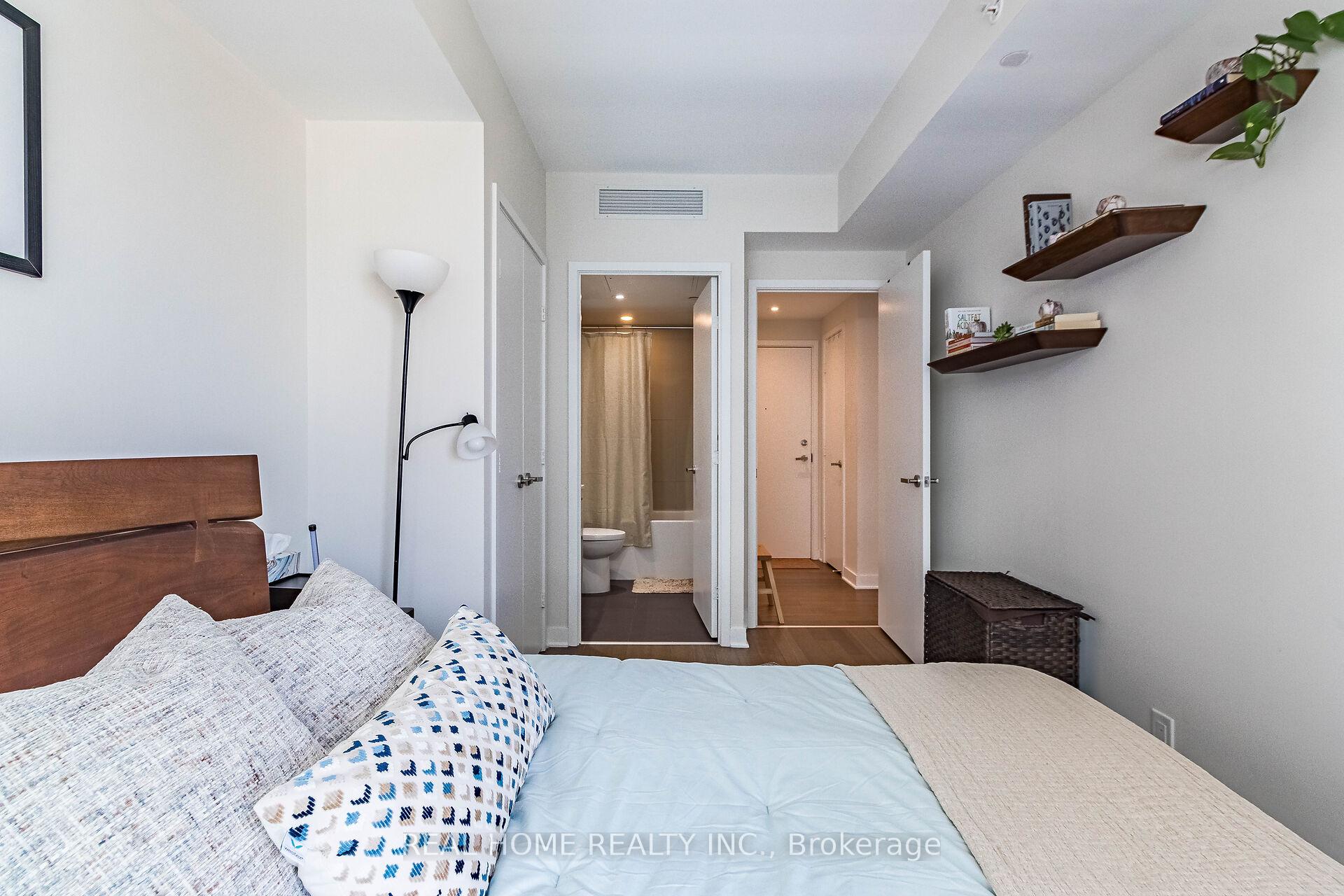 2 Bedrooms Condo at 15 Grenville,  Toronto For sale