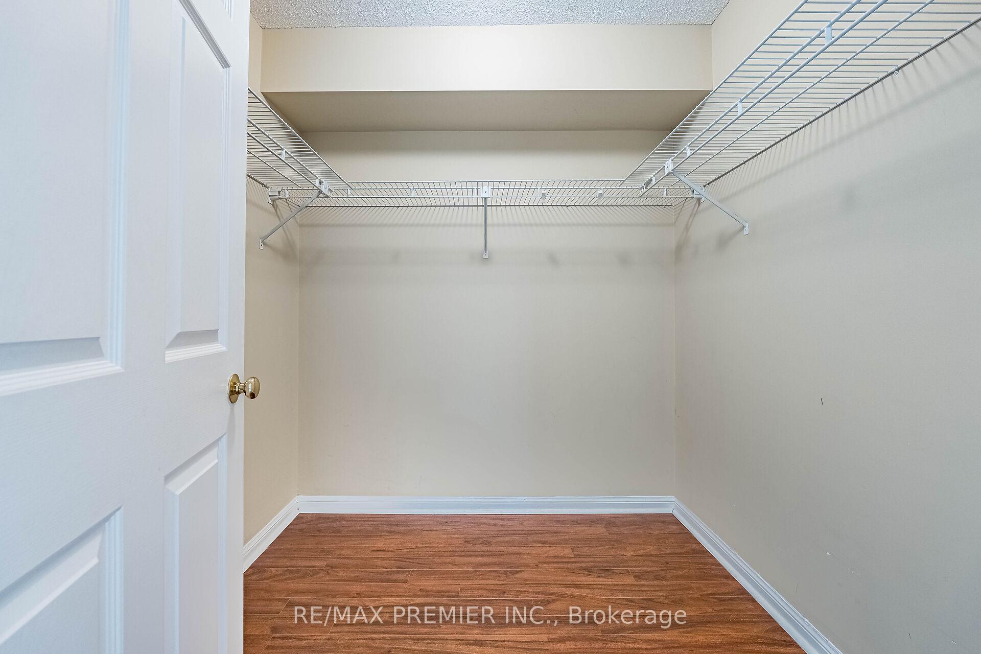 3 Bedrooms Condo at 40 Richview, Toronto For sale