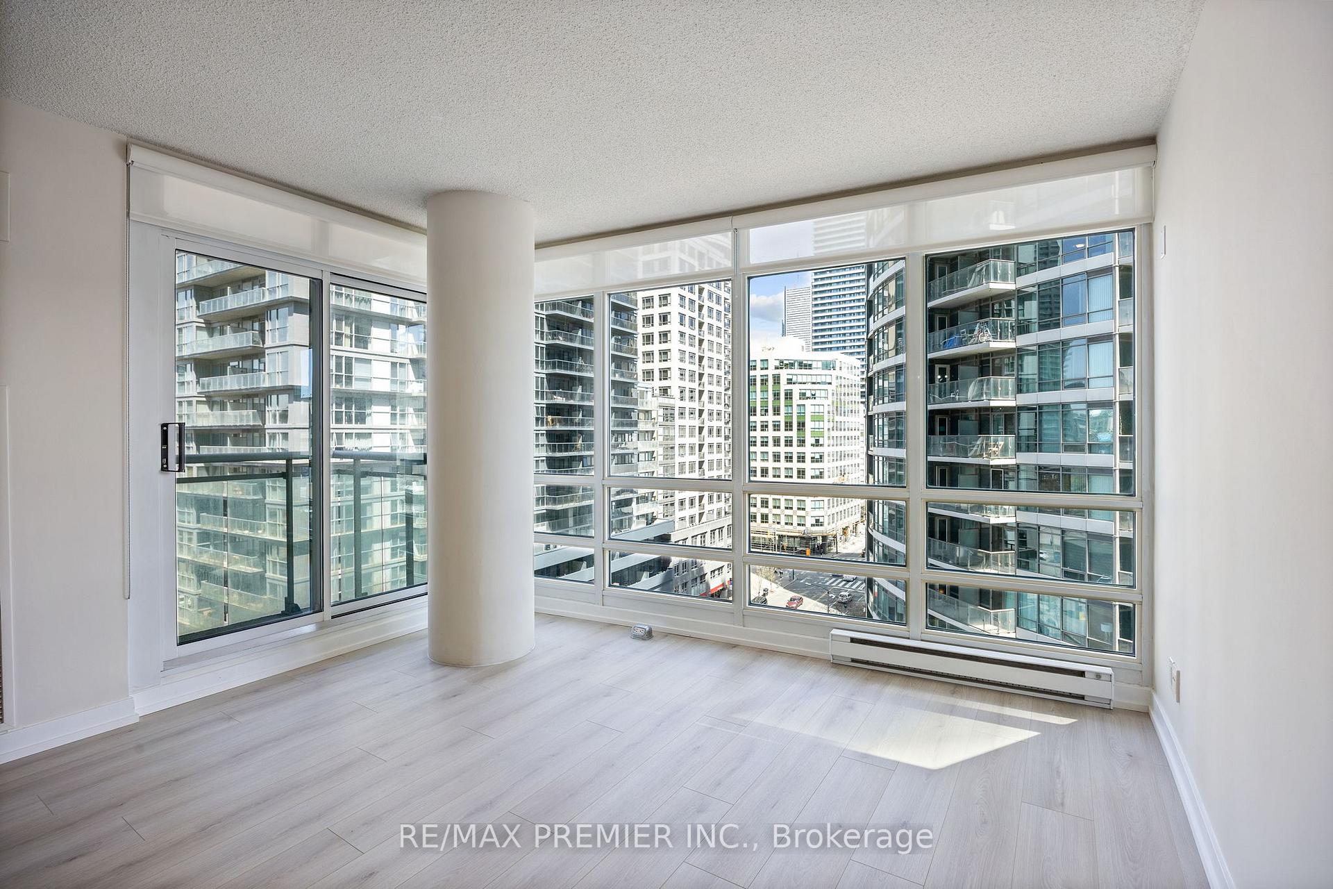 2 Bedrooms Condo at 381 Front,  Toronto For sale