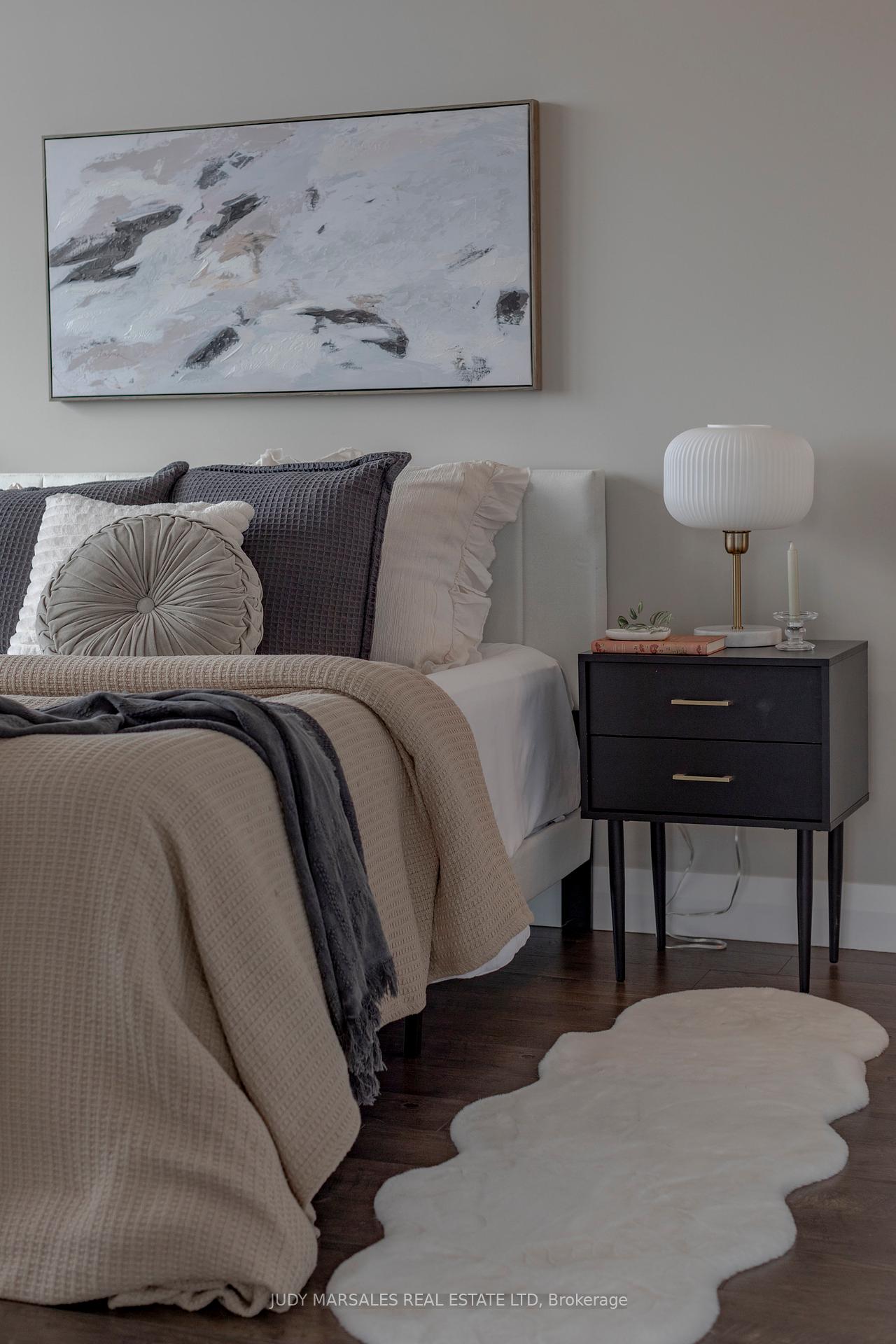 2 Bedrooms Condo at 101 Locke,  Hamilton For sale