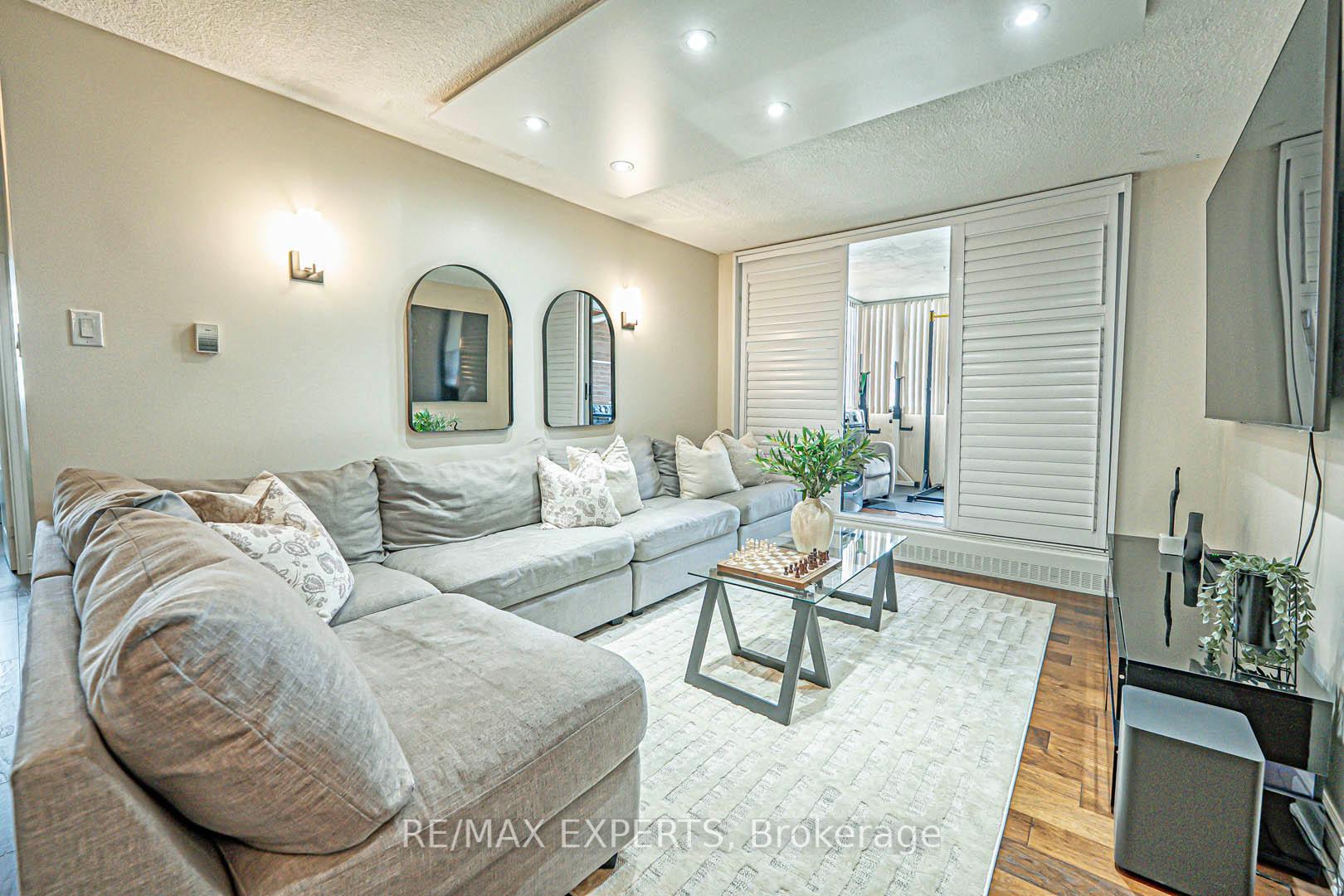 3 Bedrooms Condo at 1625 Bloor, Mississauga For sale