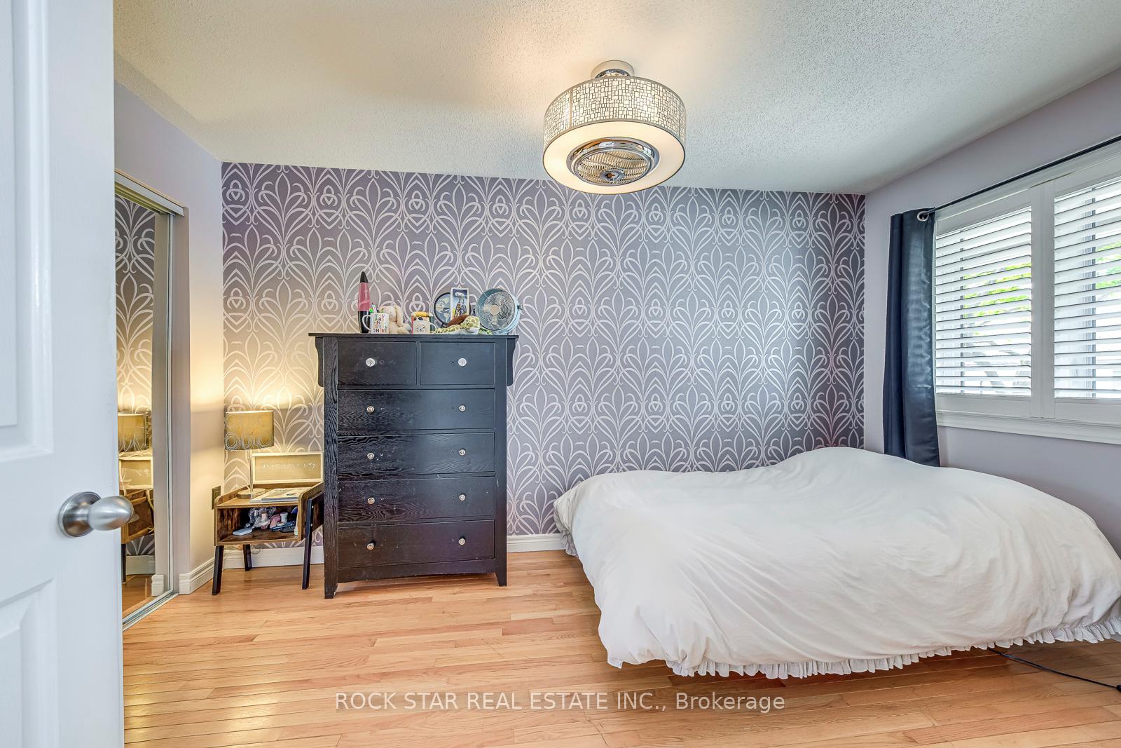 2 Bedrooms Condo at 515 North Service, Hamilton For sale