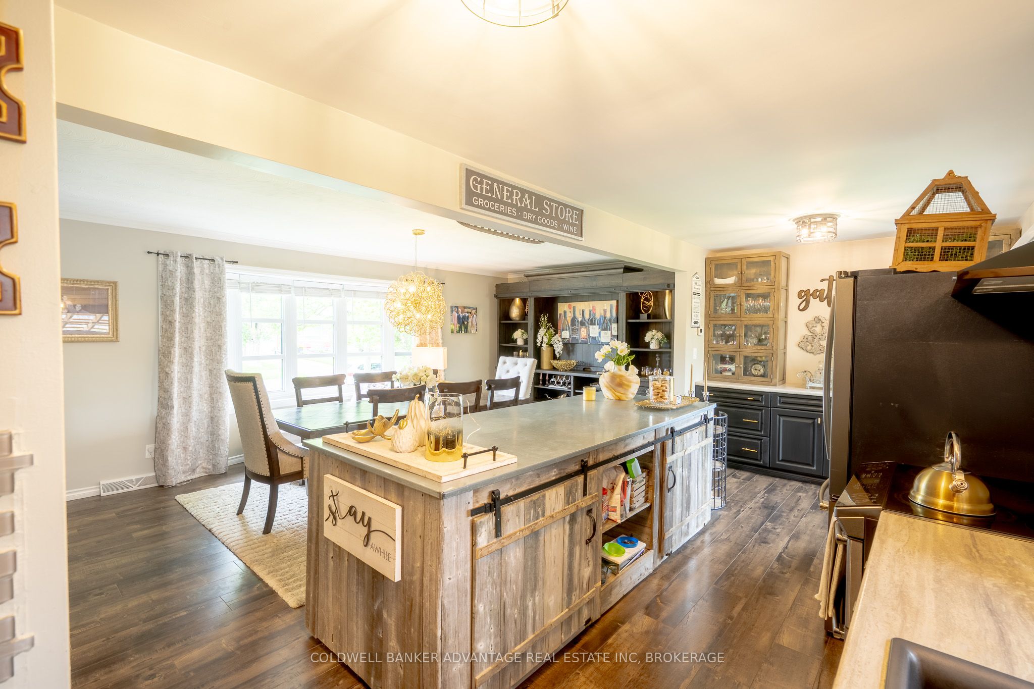 4504 Queensway Gardens N