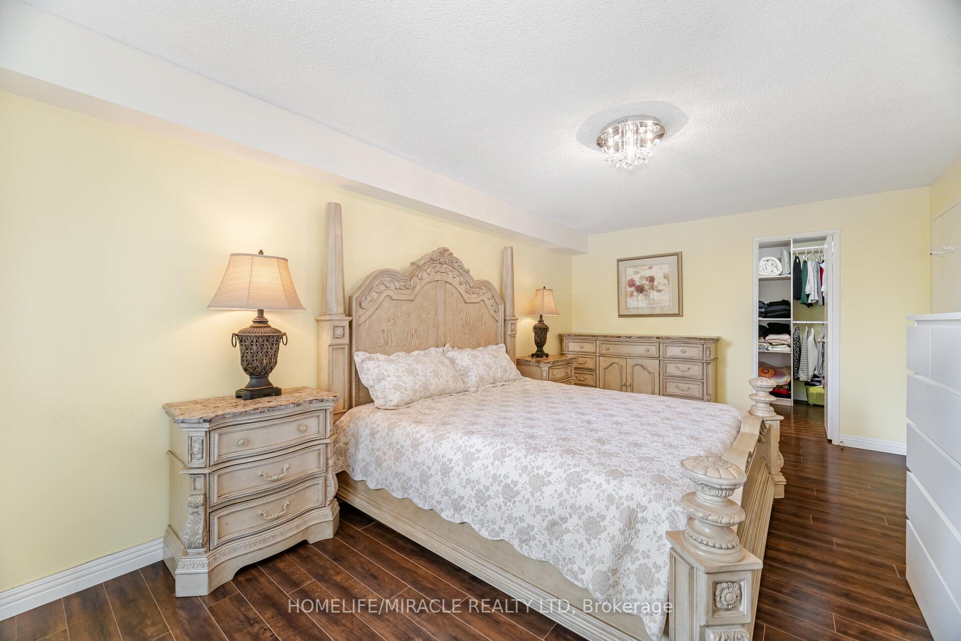 3 Bedrooms Condo at 1320 Mississauga valley, Mississauga For sale