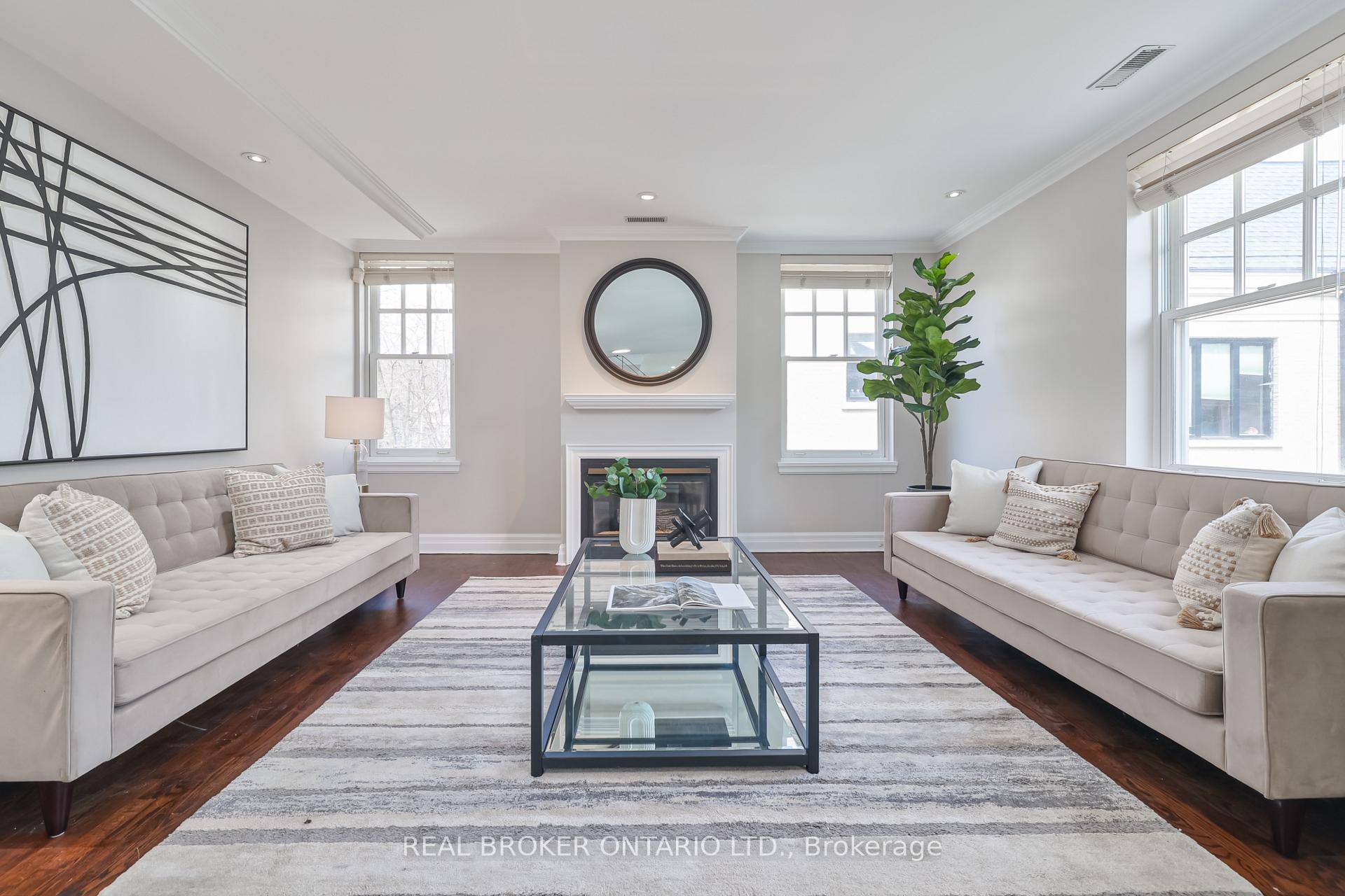 2 Bedrooms Condo at 195 Poplar Plains, Toronto For sale