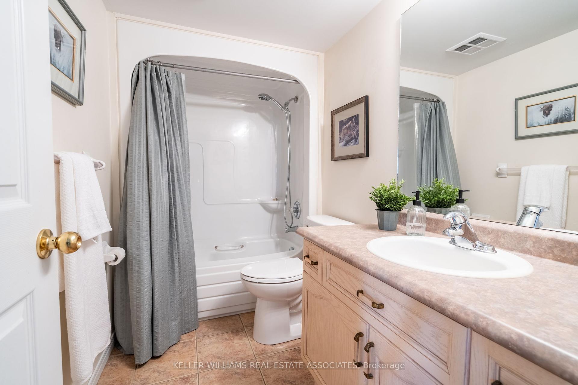 2 Bedrooms Condo at 216 Plains, Burlington For sale