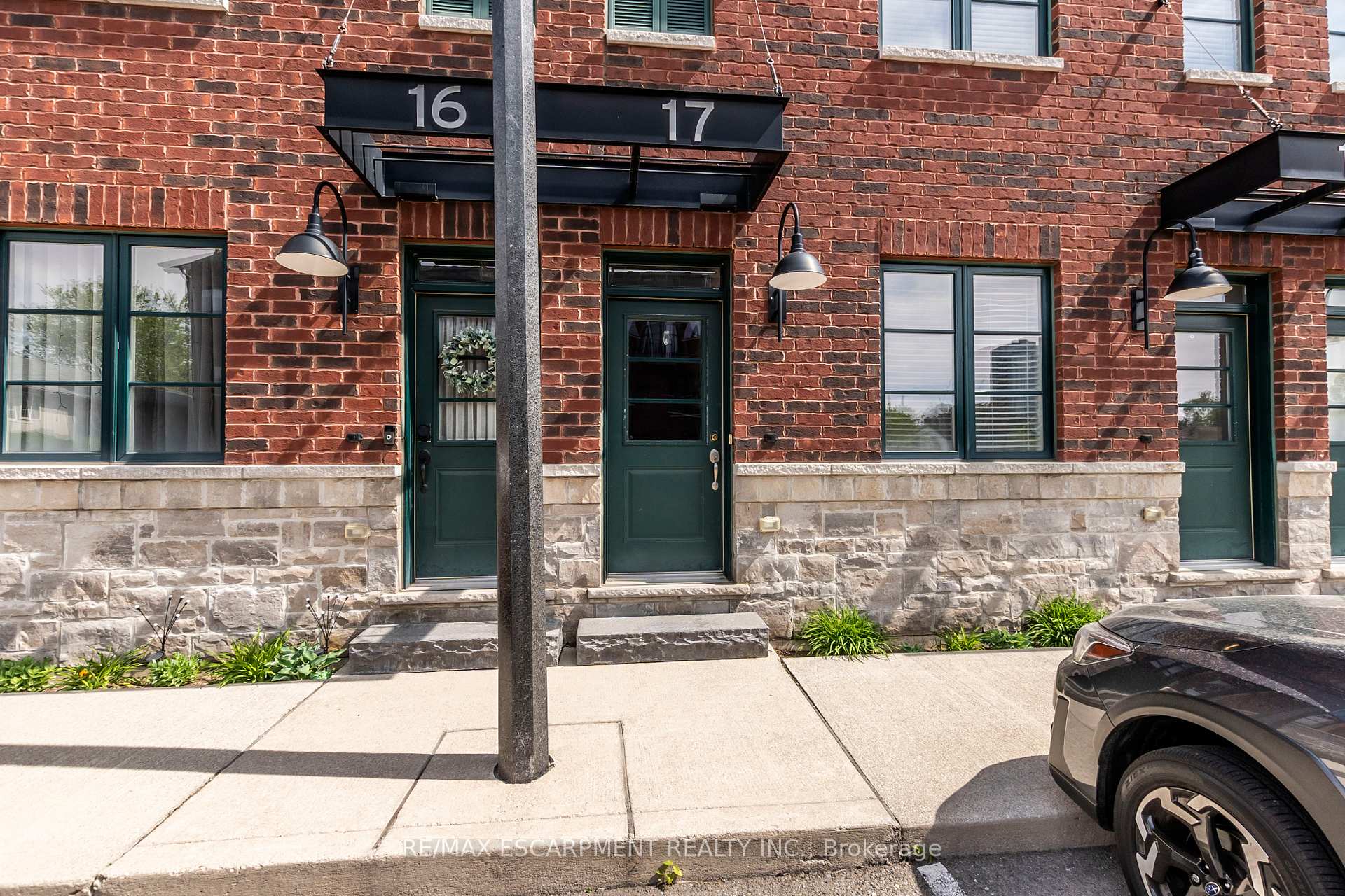 3 Bedrooms Condo at 290 Barton, Hamilton For sale