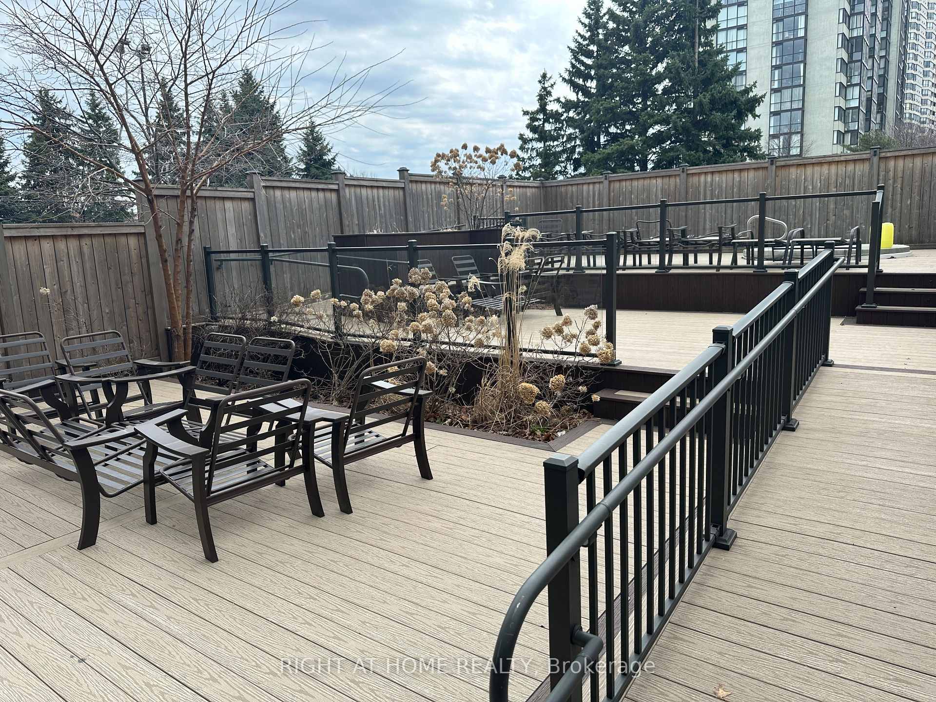 3 Bedrooms Condo at 300 Webb,  Mississauga For sale