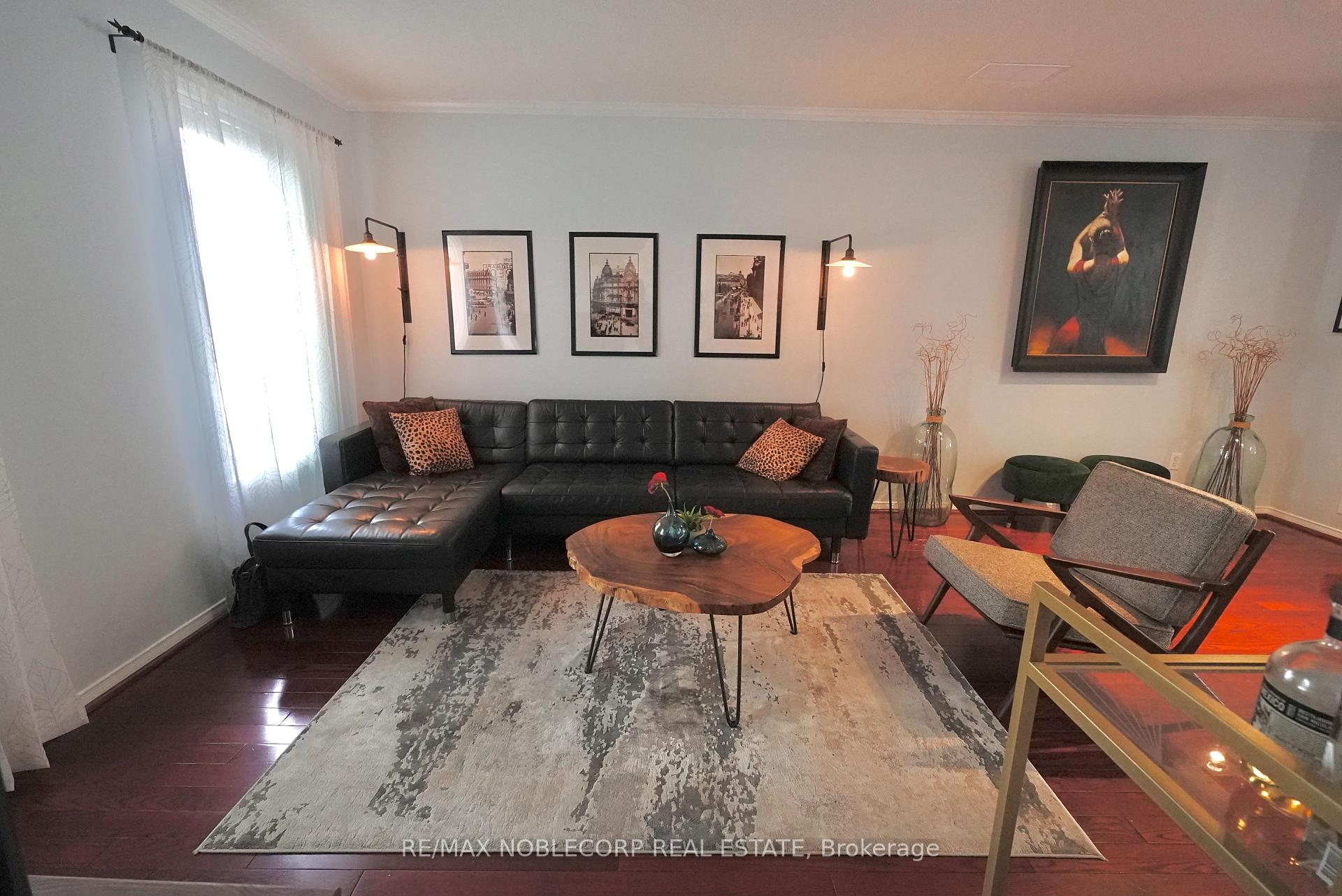 4 Bedrooms Condo at 17 Overlea, Toronto For sale