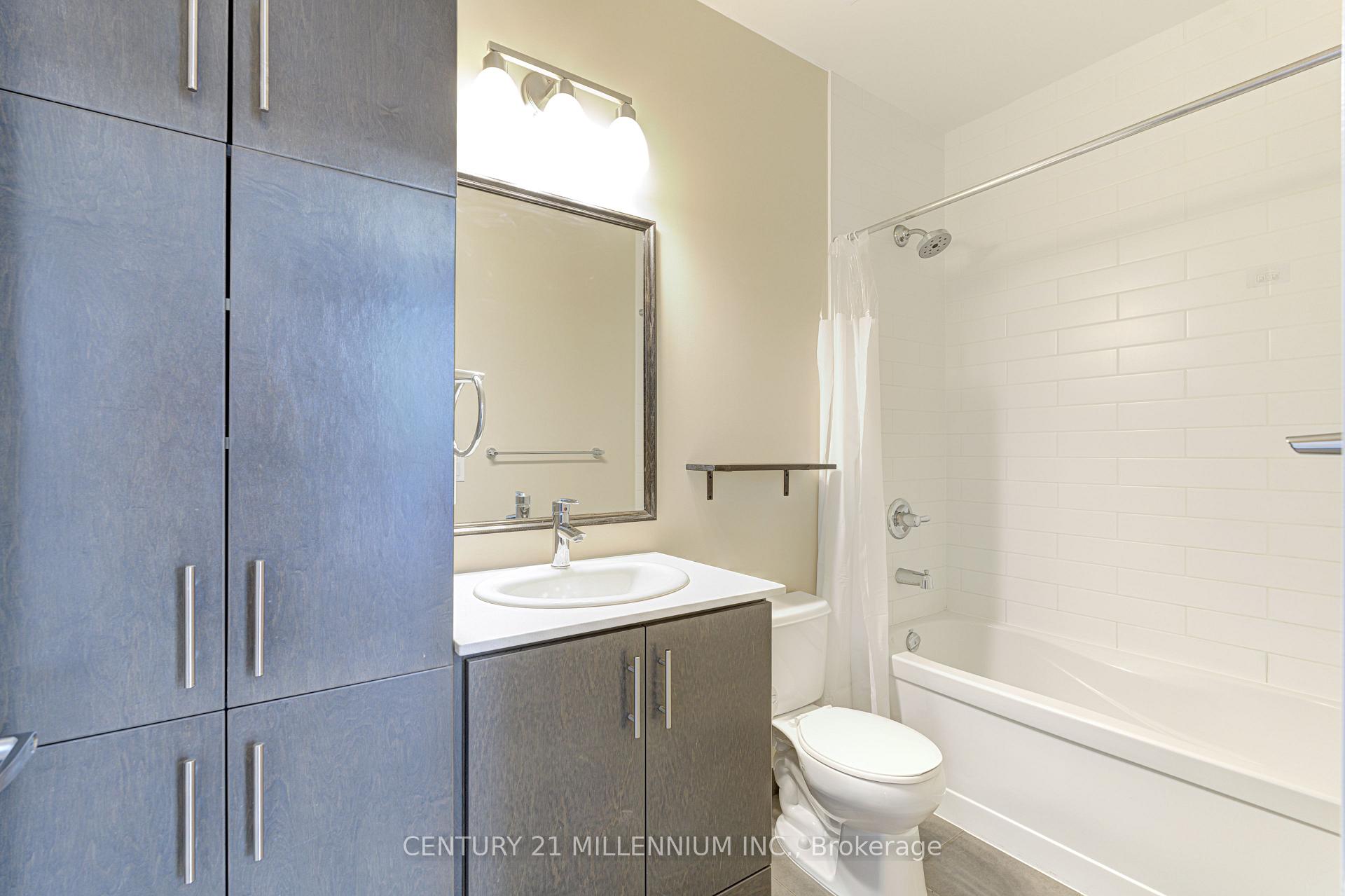 2 Bedrooms Condo at 365 Prince Of Wales, Mississauga For sale