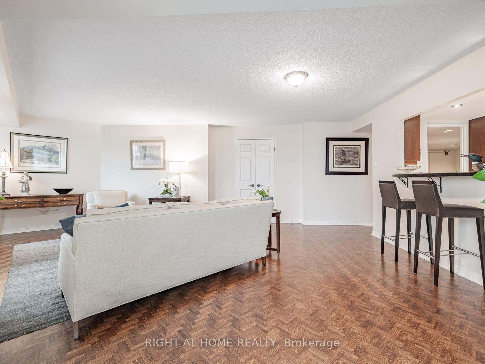 2 Bedrooms Condo at 100 Arbors, Vaughan For sale