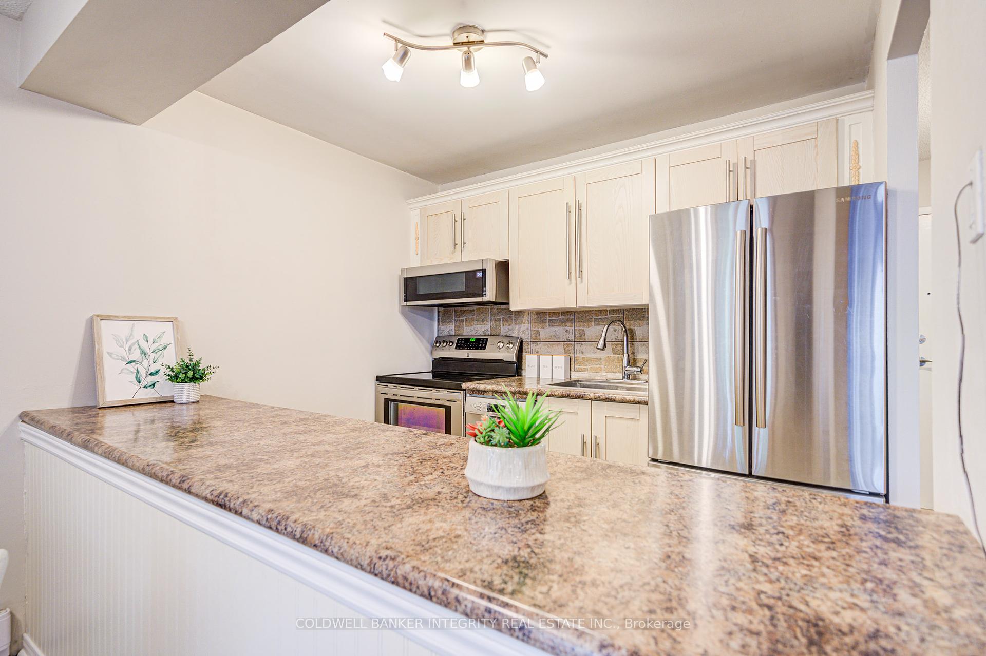 3 Bedrooms Condo at 1036 Falgarwood, Oakville For sale