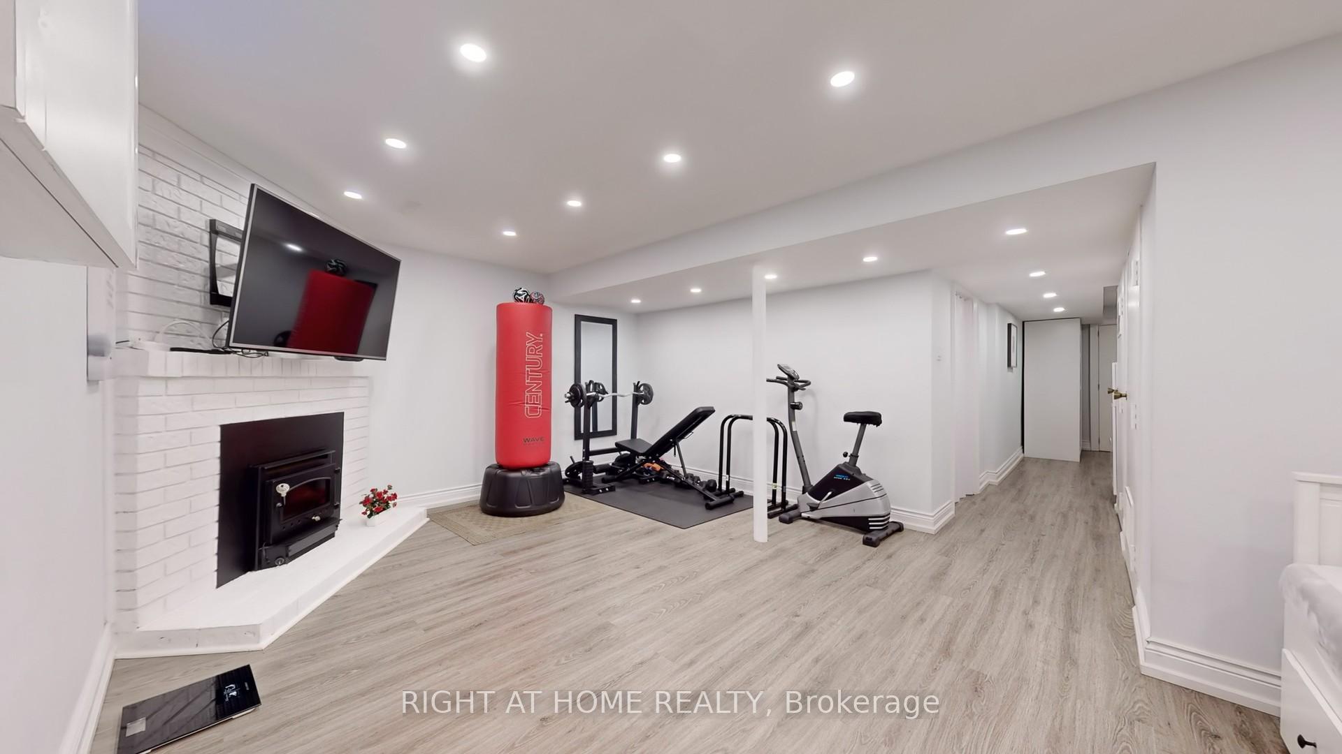 3 Bedrooms Condo at 1951 Rathburn, Mississauga For sale