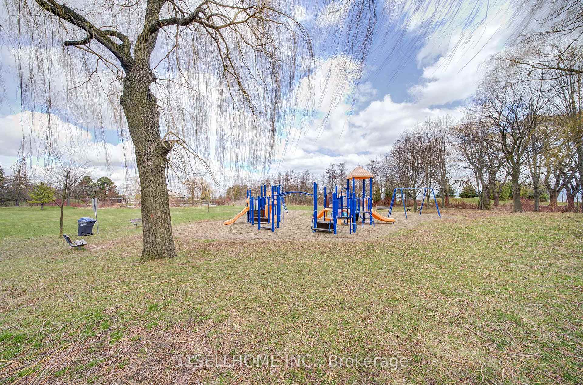 2 Bedrooms Condo at 215 Lakeshore,  Mississauga For sale
