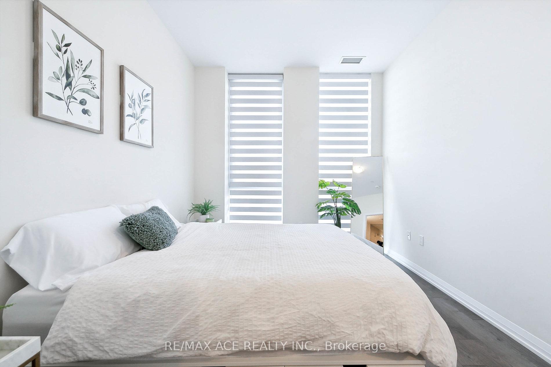 2 Bedrooms Condo at 65 Watergarden, Mississauga For sale