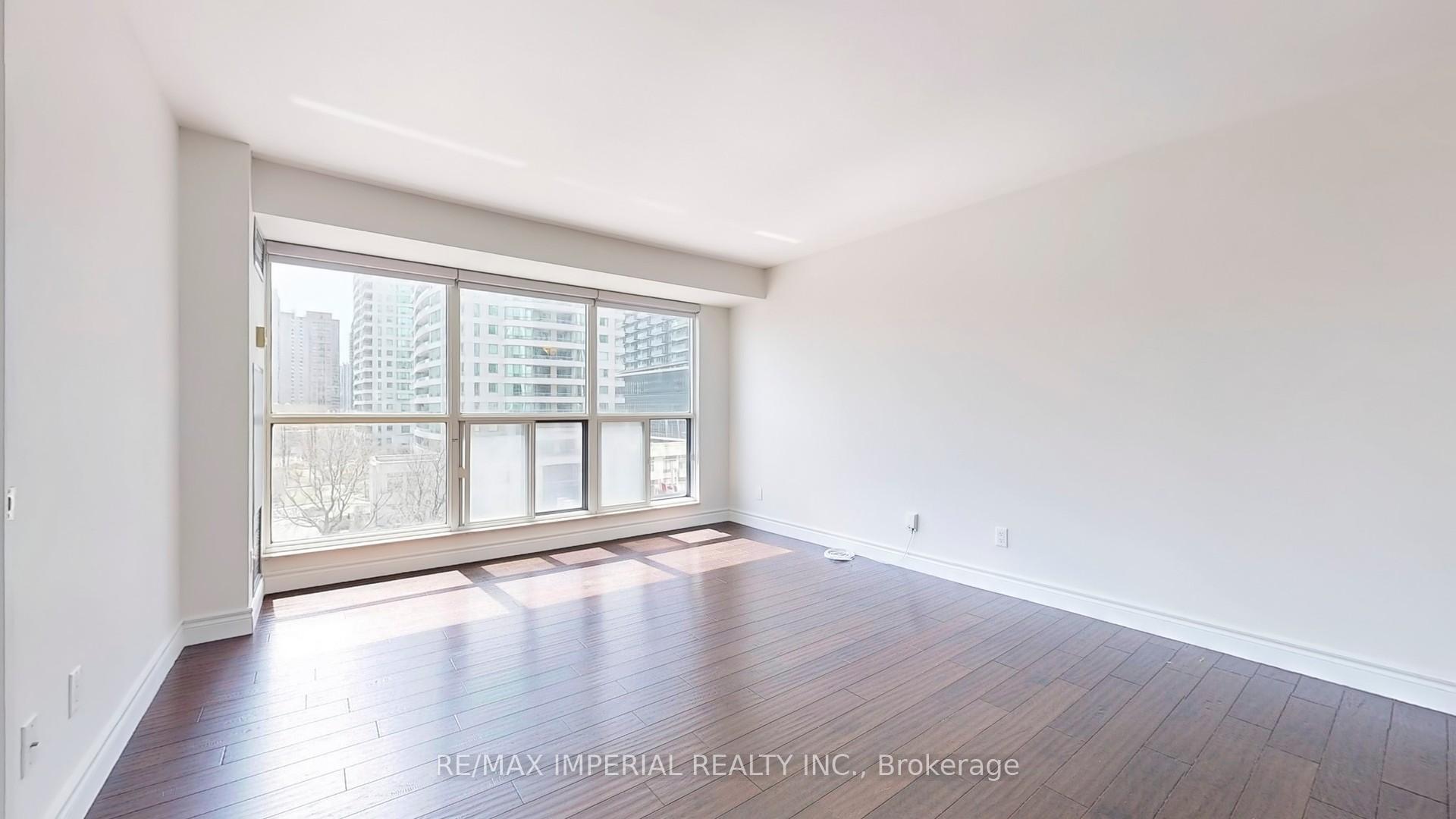 3 Bedrooms Condo at 18 Hollywood, Toronto For sale