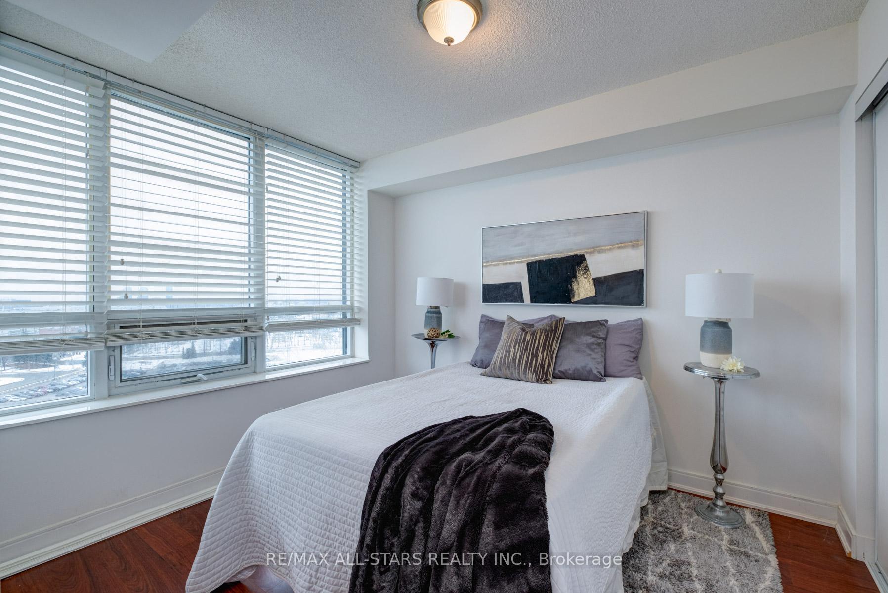 2 Bedrooms Condo at 35 Viking, Toronto For sale