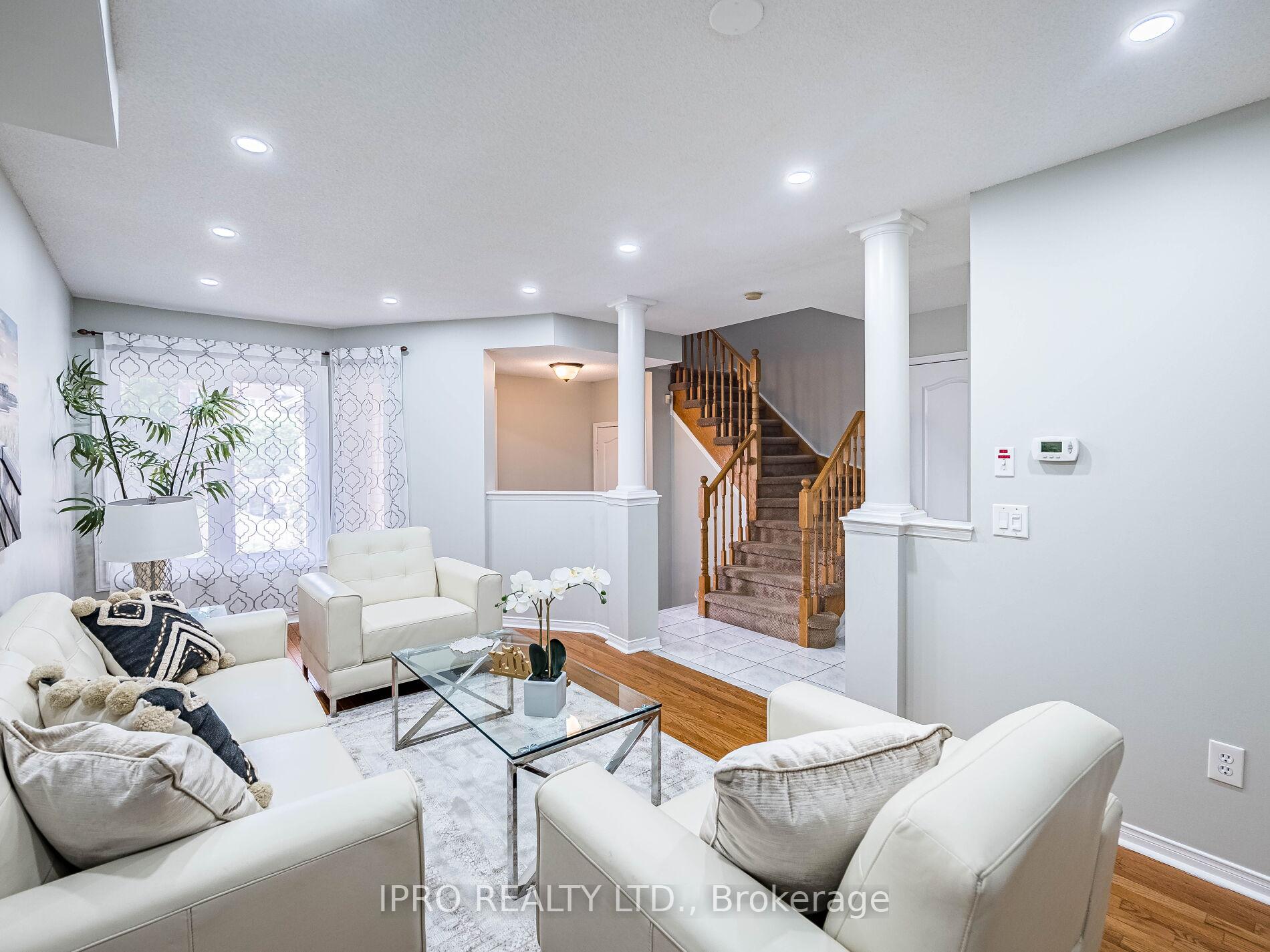 4 Bedrooms Condo at 833 Scollard, Mississauga For sale