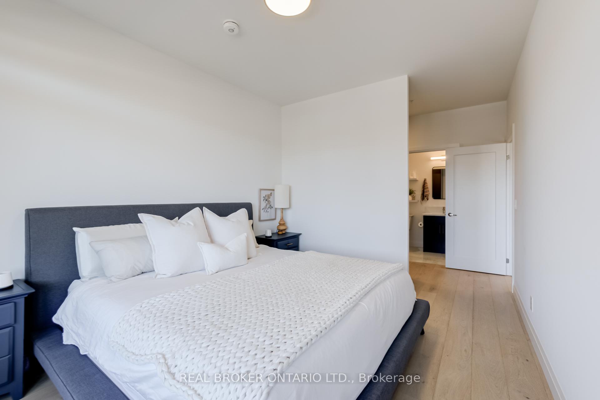 2 Bedrooms Condo at 500 Brock,  Burlington For sale