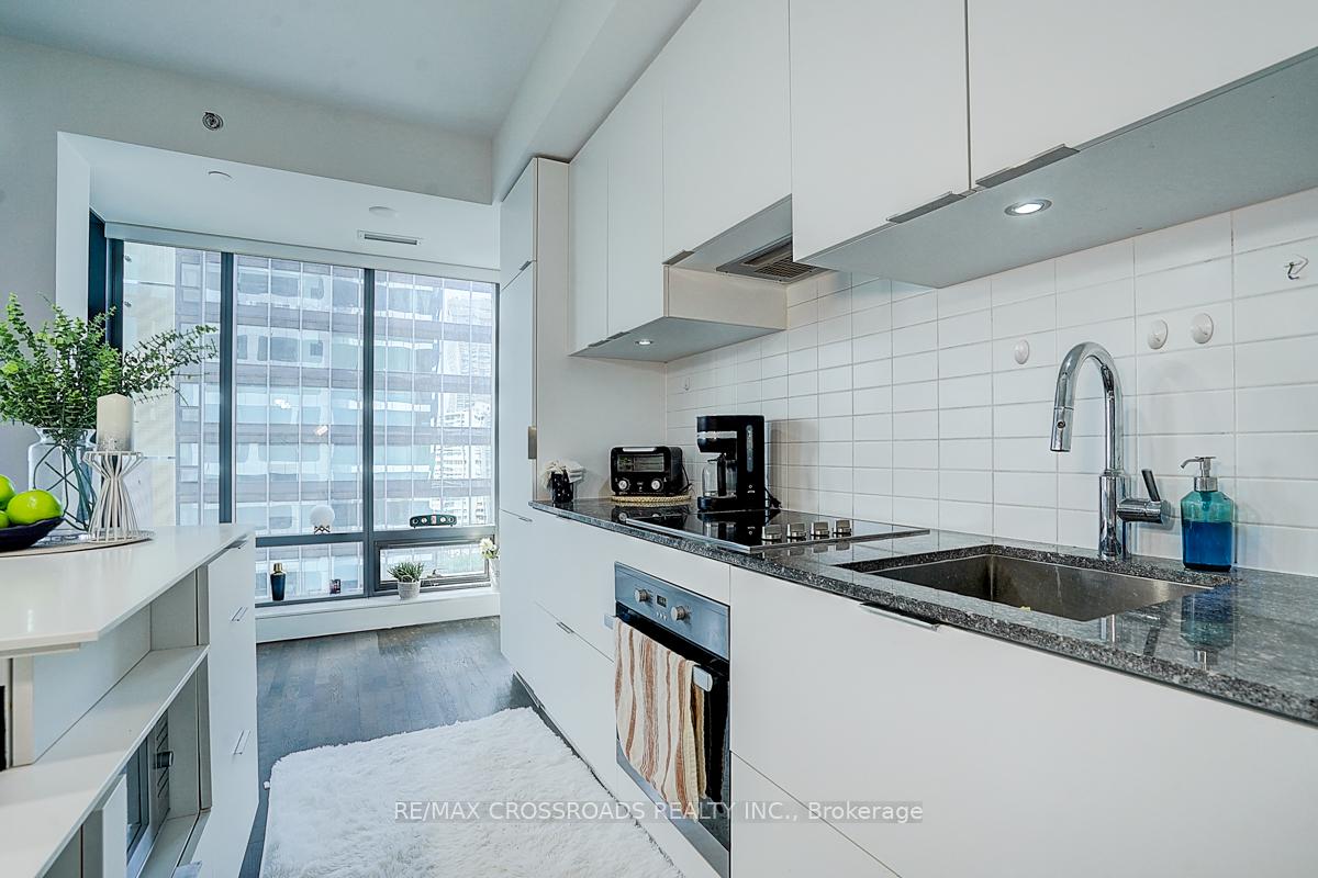 2 Bedrooms Condo at 5 St Joseph, Toronto For sale