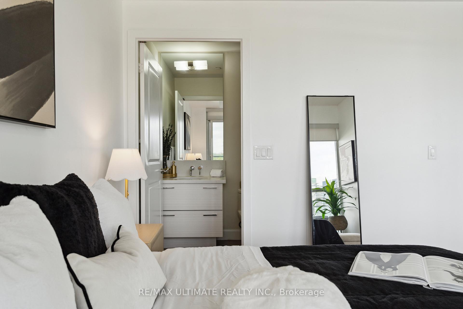 2 Bedrooms Condo at 33 Shore Breeze, Toronto For sale