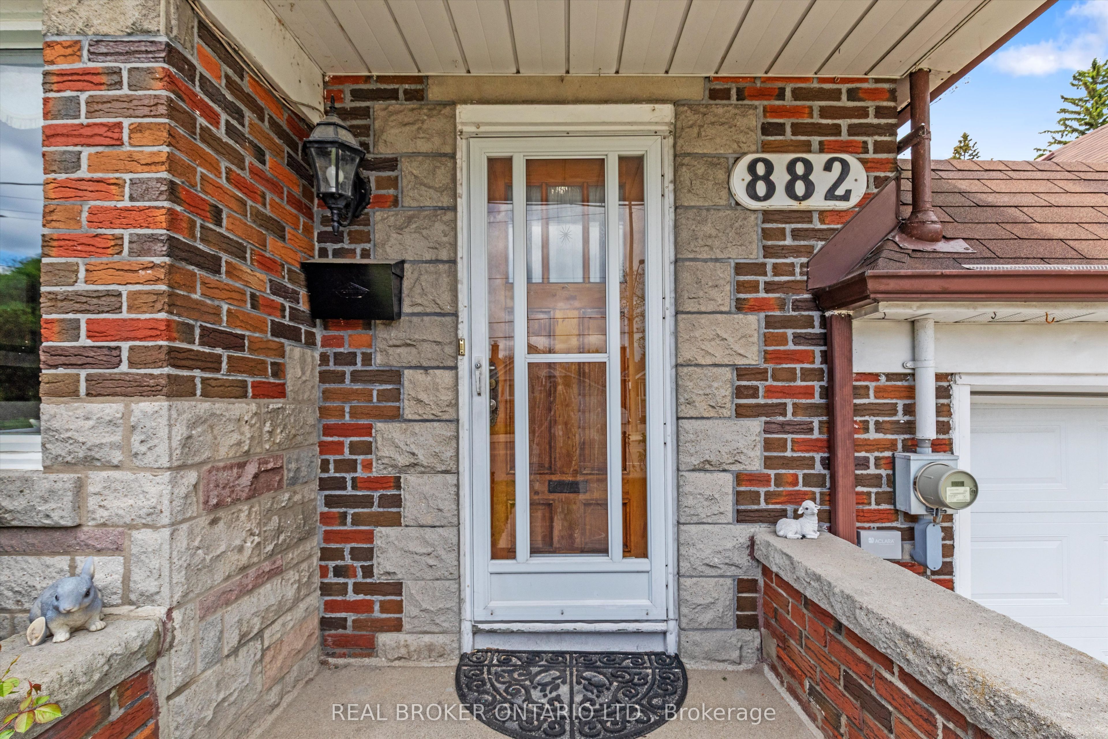 882 Coxwell Avenue