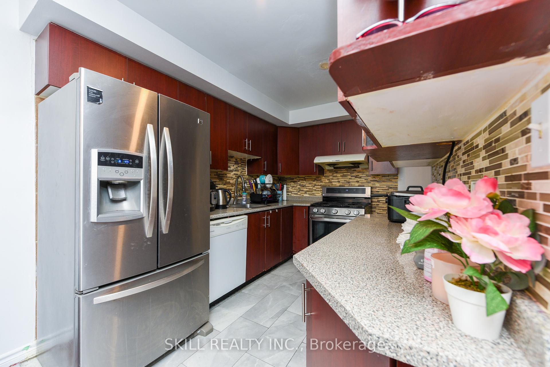5 Bedrooms Condo at 7500 Goreway,  Mississauga For sale