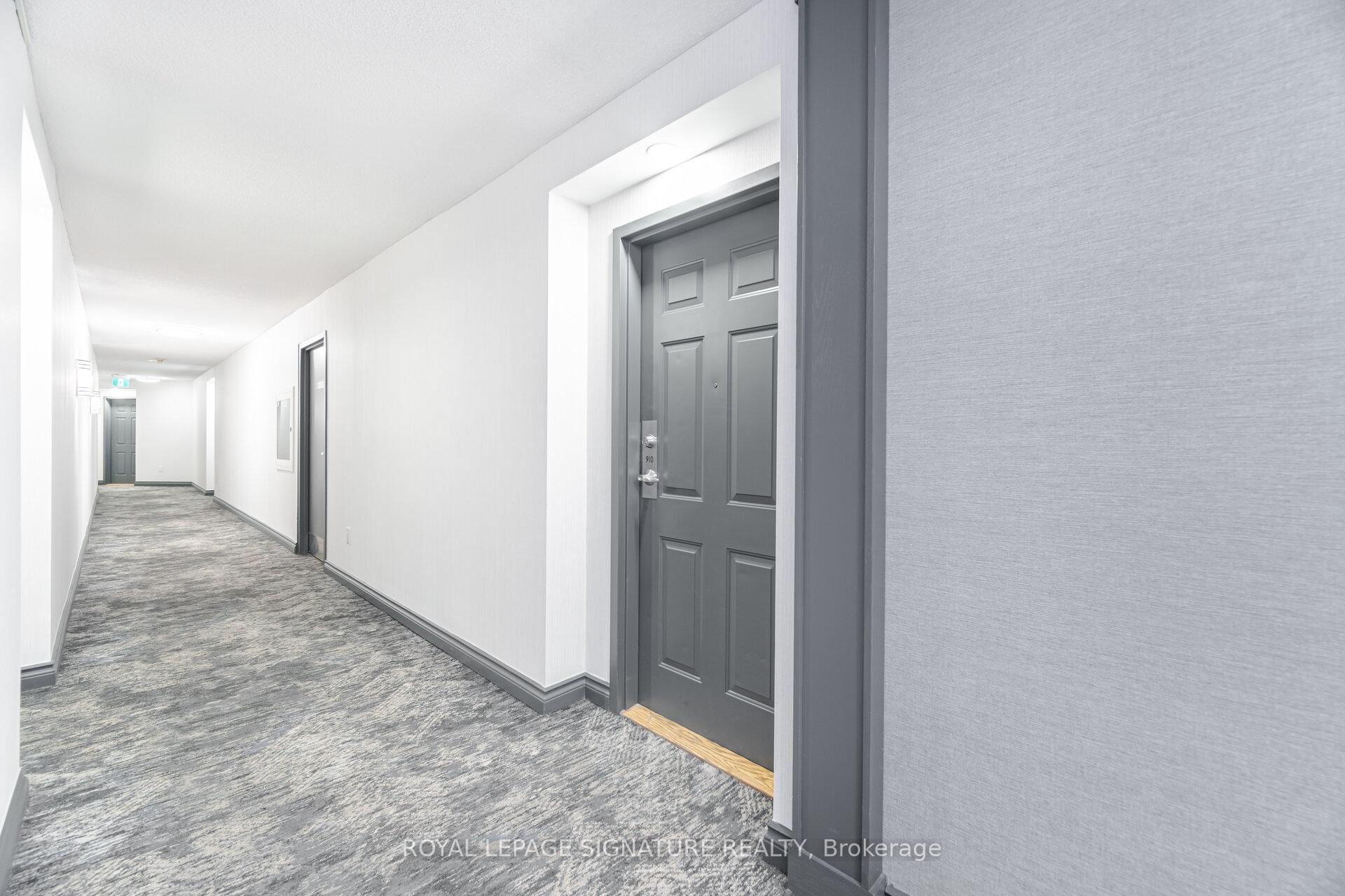 3 Bedrooms Condo at 250 Webb, Mississauga For sale