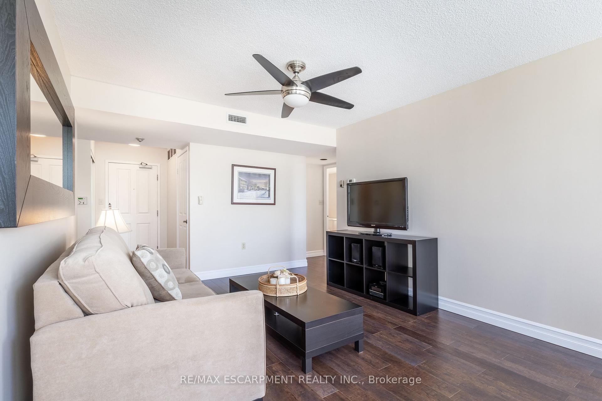 2 Bedrooms Condo at 2199 Sixth,  Oakville For sale