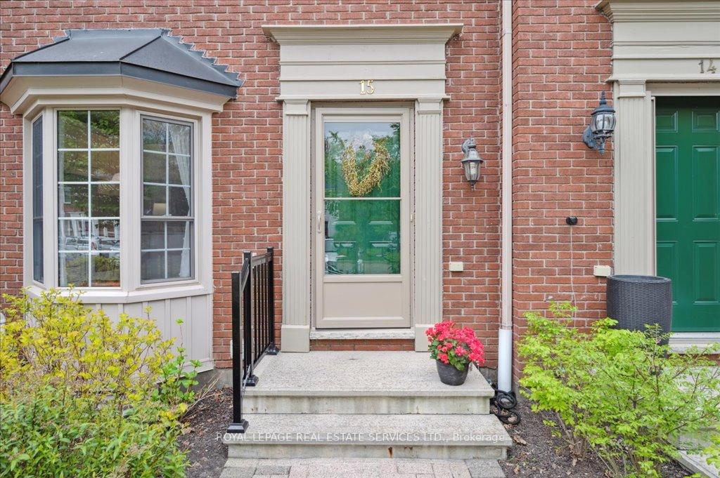 2 Bedrooms Condo at 1275 Maple Crossing, Burlington For sale