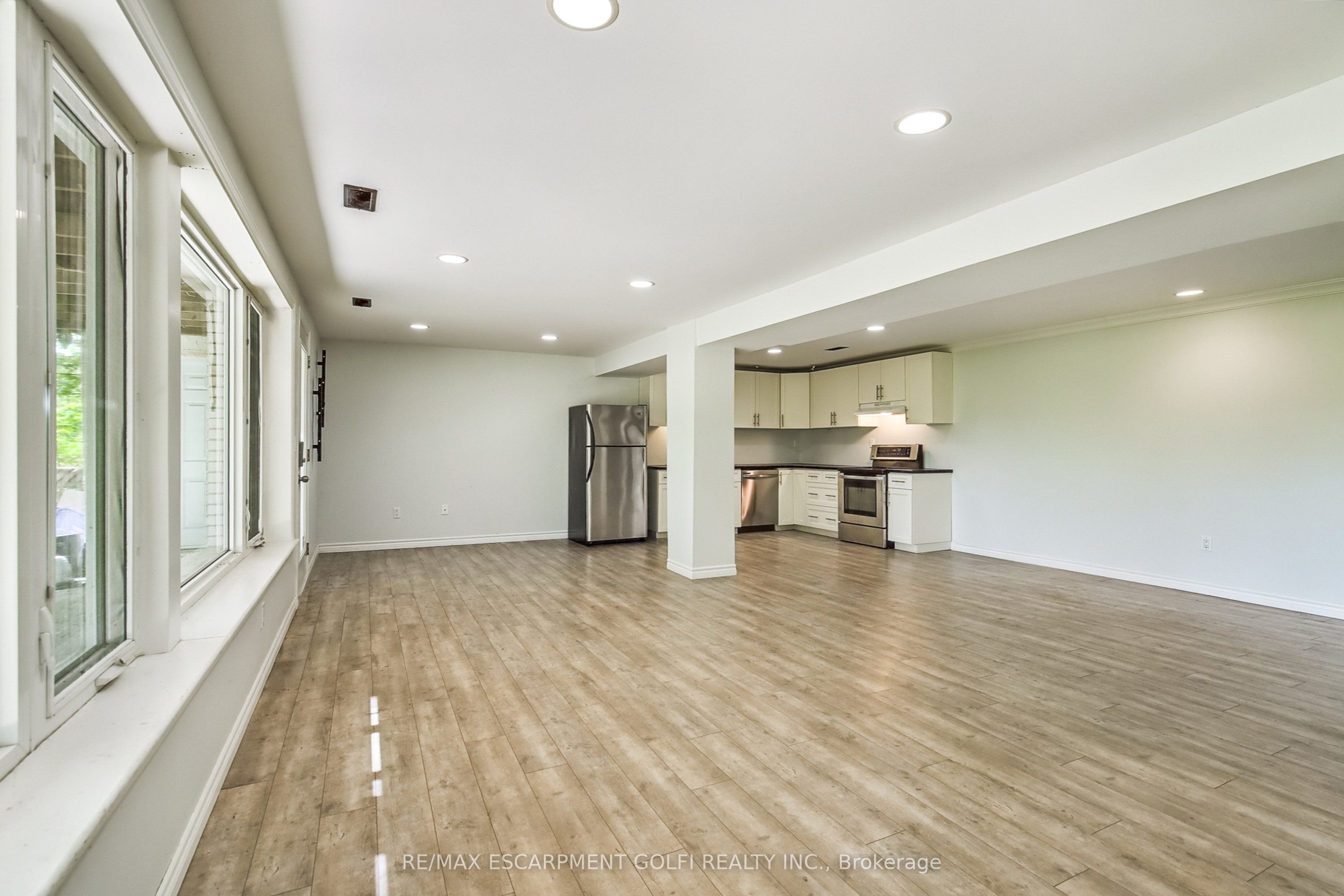 932 OLD DUNDAS Road