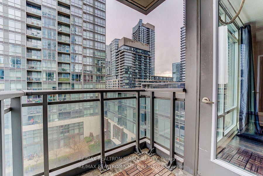 2 Bedrooms Condo at 15 Brunel, Toronto For sale