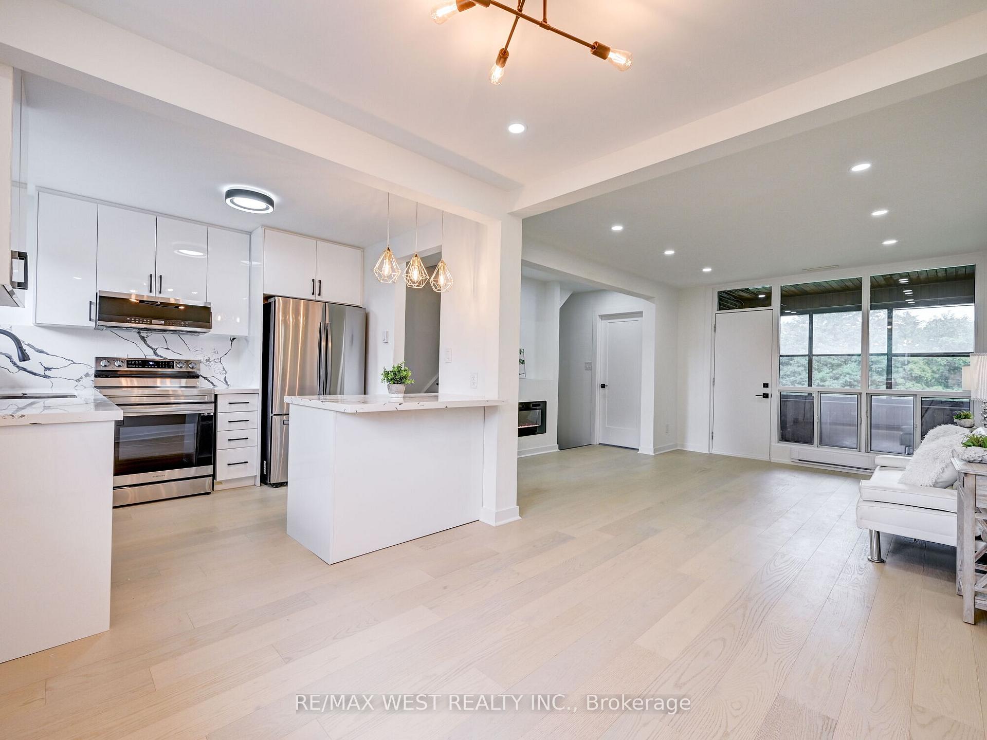 3 Bedrooms Condo at 22 Tandridge, Toronto For sale