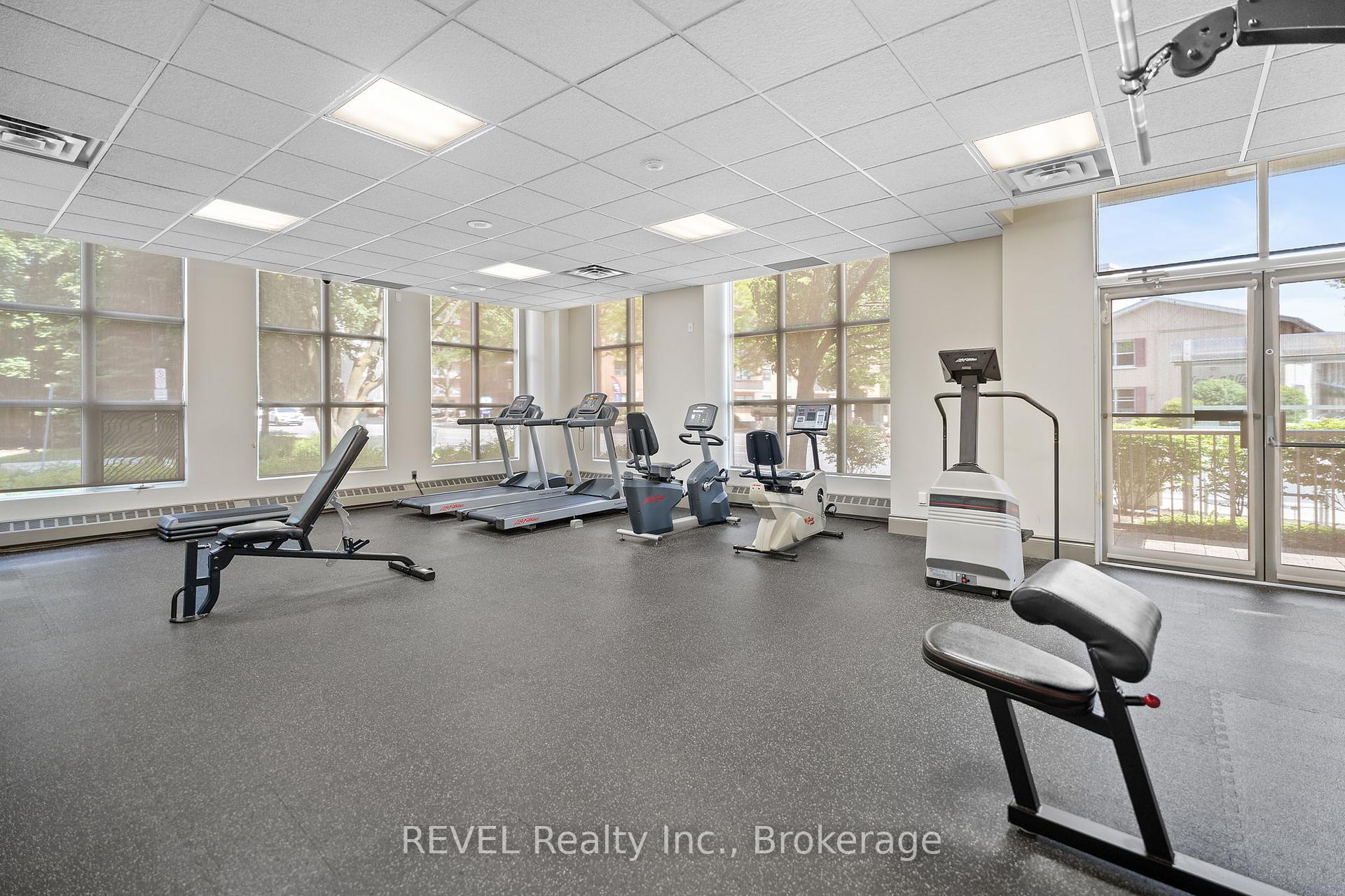 2 Bedrooms Condo at 442 Maple, Burlington For sale