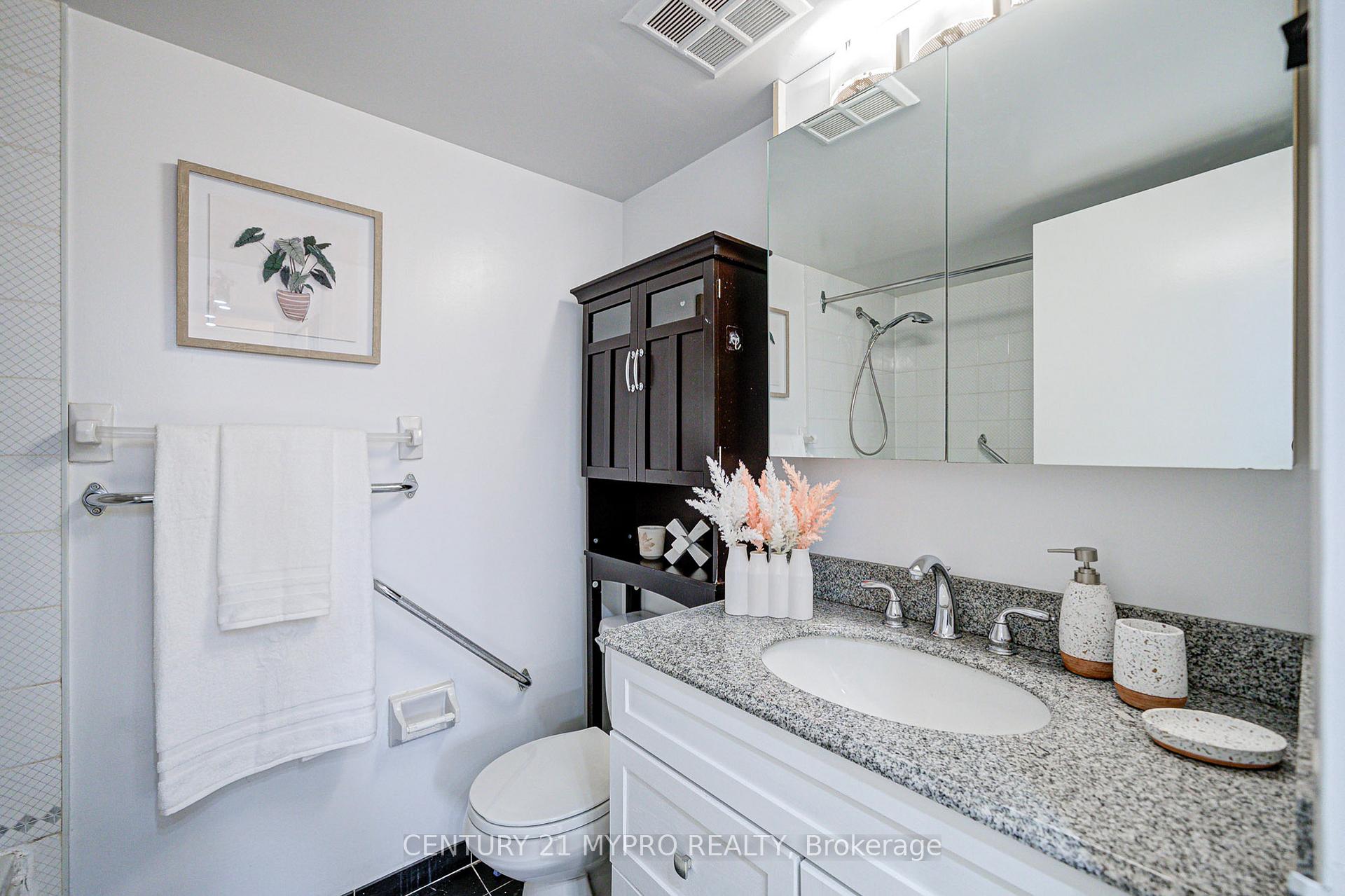 2 Bedrooms Condo at 1001 Bay, Toronto For sale