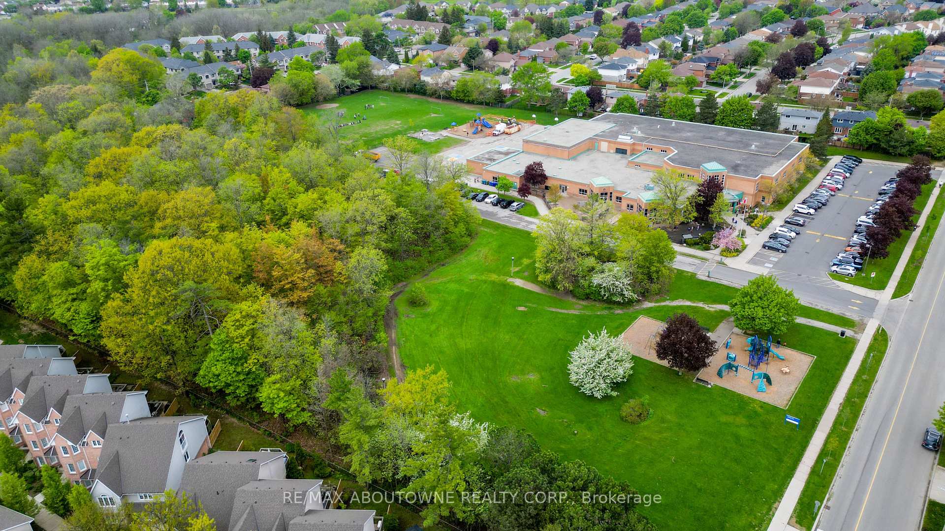 2 Bedrooms Condo at 2110 Cleaver, Burlington For sale