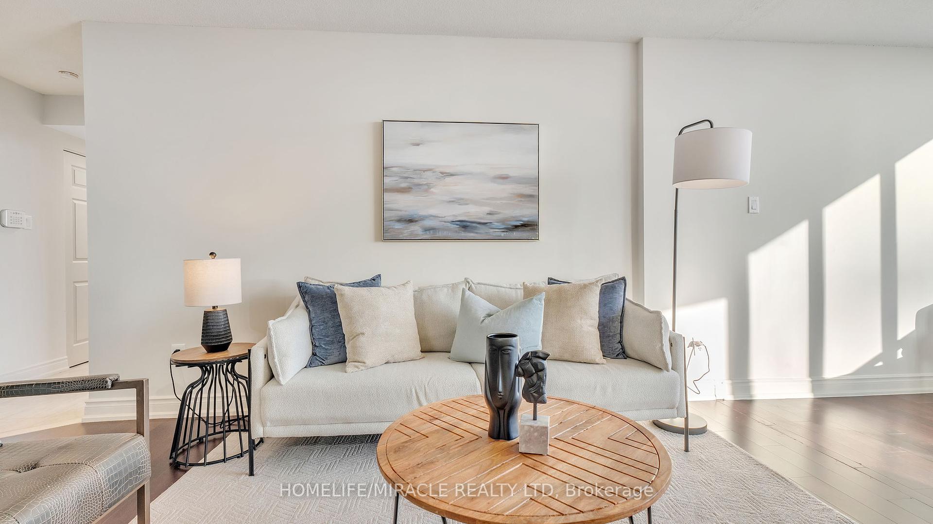 3 Bedrooms Condo at 550 Webb, Mississauga For sale