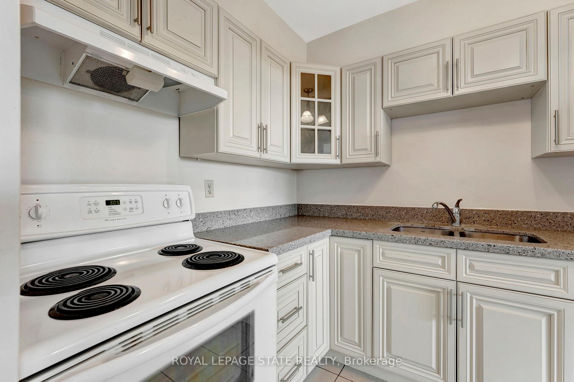 3 Bedrooms Condo at 2263 Marine, Oakville For sale