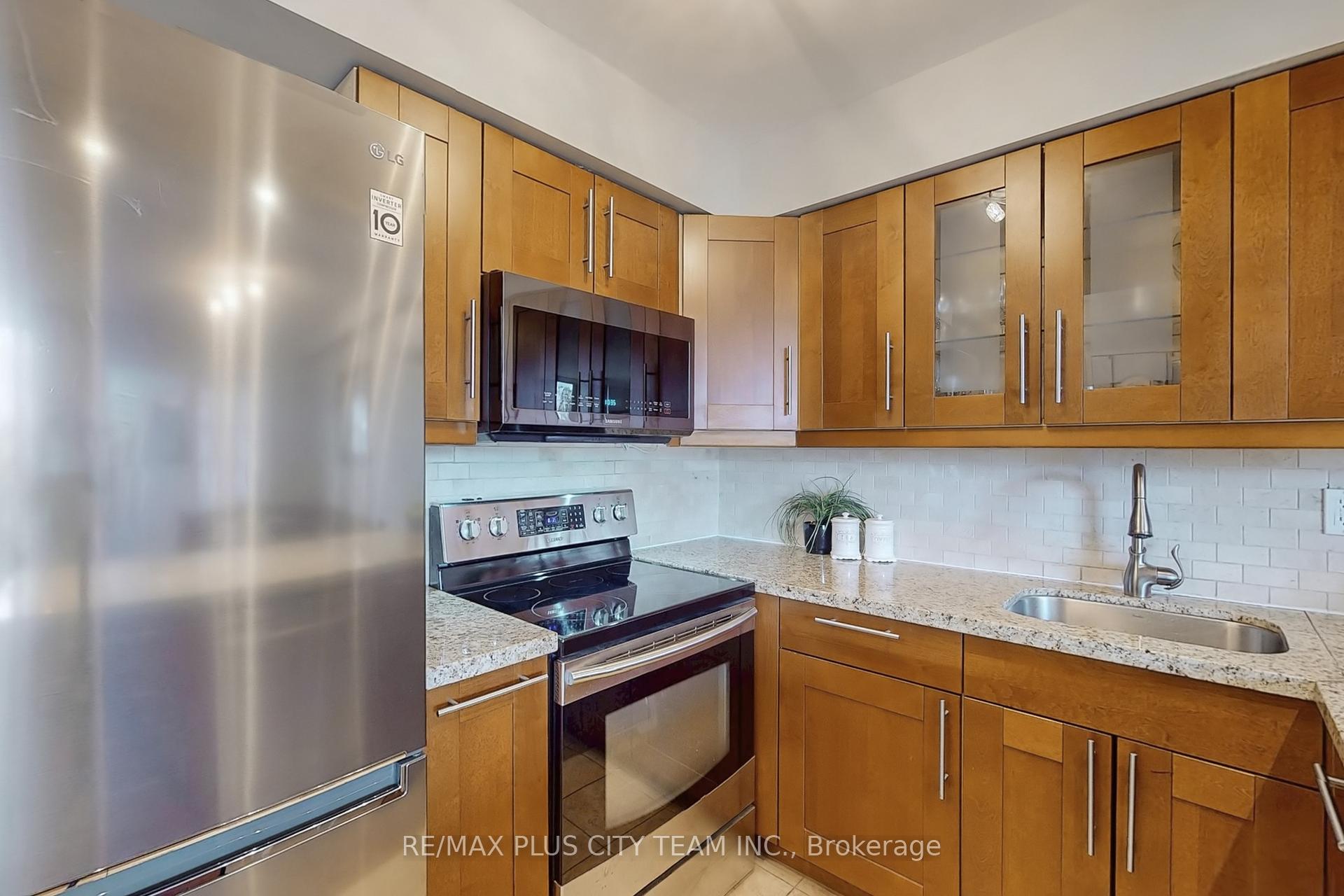 4 Bedrooms Condo at 35 Ormskirk, Toronto For sale