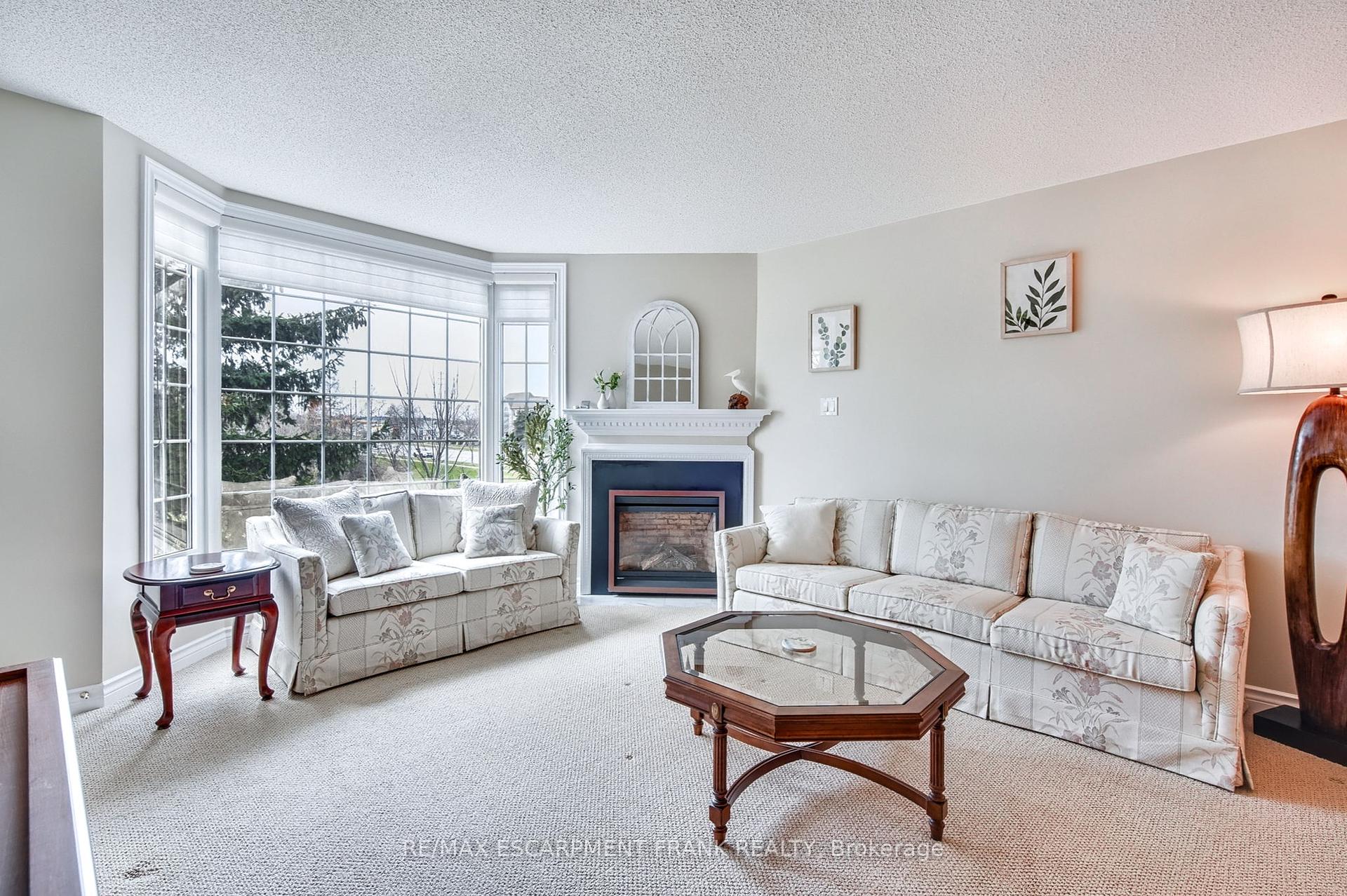 2 Bedrooms Condo at 970 Golf Links,  Hamilton For sale