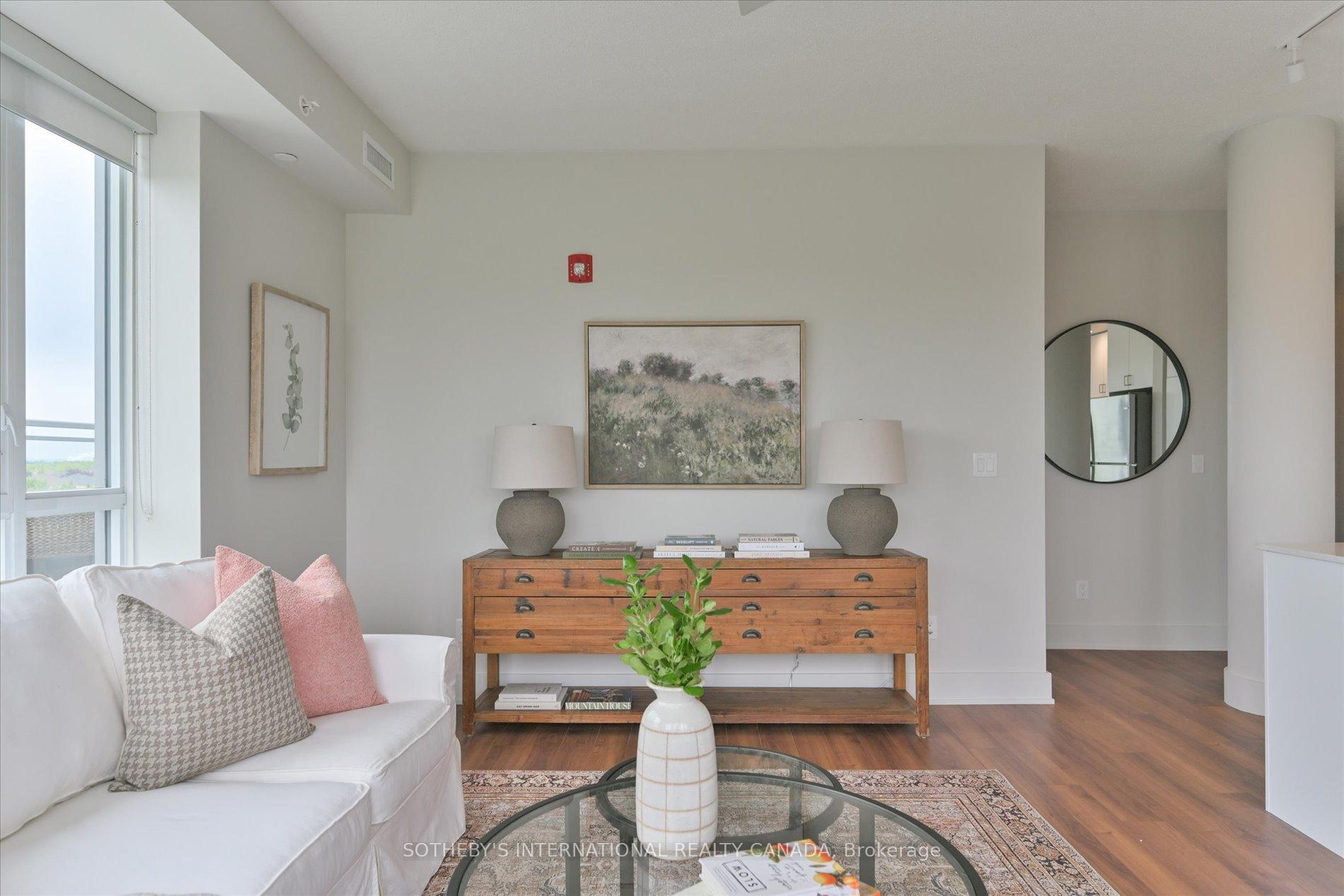 2 Bedrooms Condo at 5260 Dundas, Burlington For sale