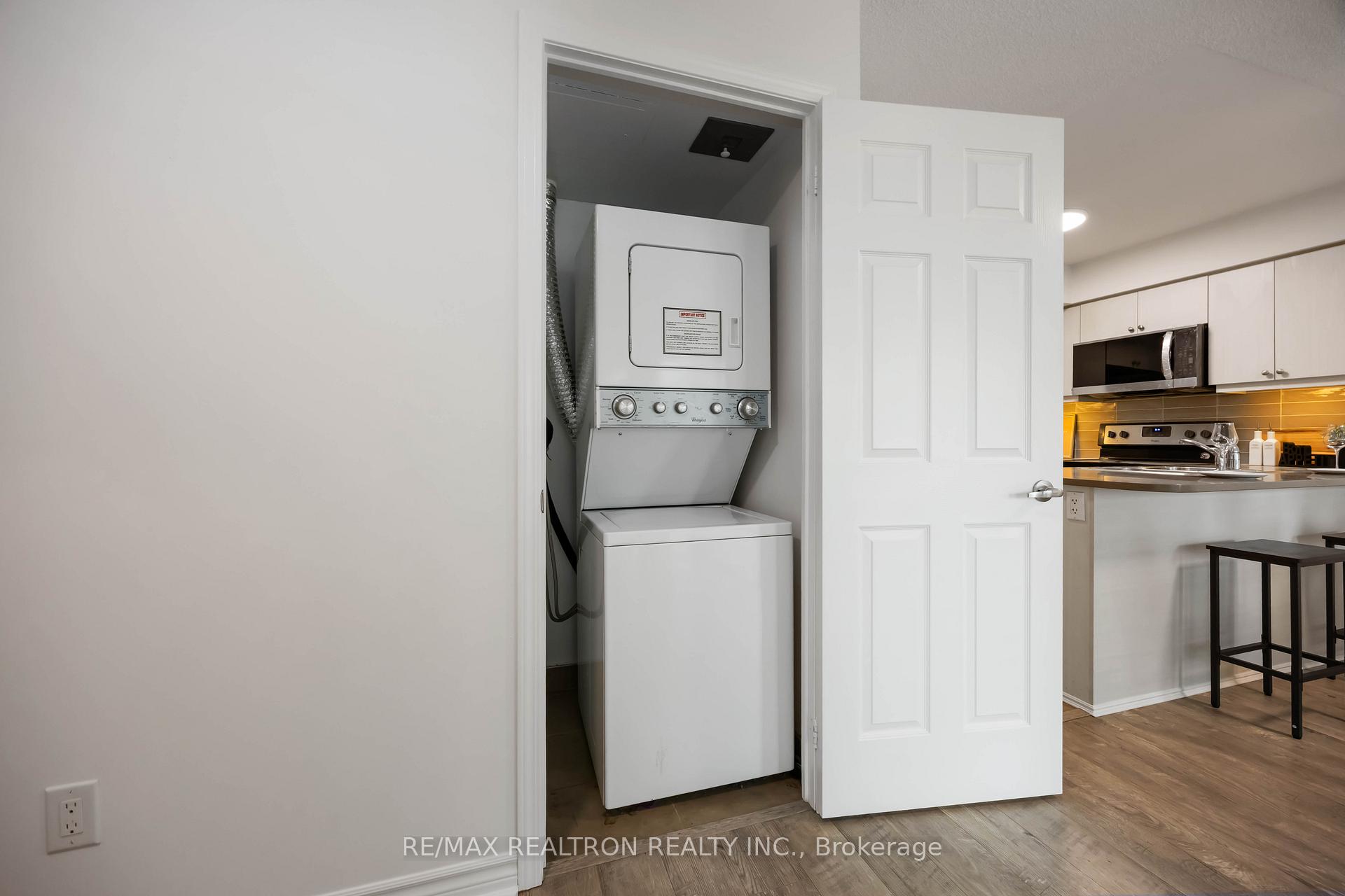 2 Bedrooms Condo at 25 Lower Simcoe, Toronto For sale