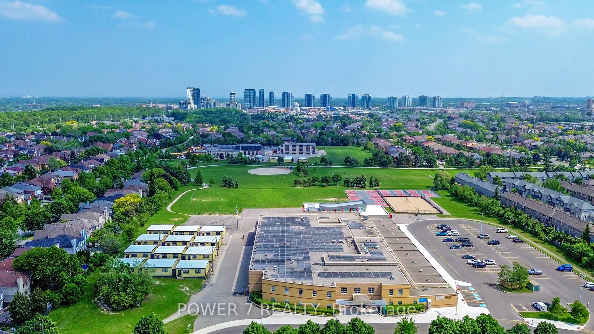 3 Bedrooms Condo at 2665 Thomas, Mississauga For sale