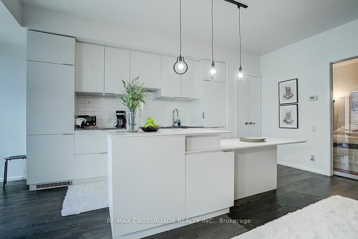 2 Bedrooms Condo at 5 St Joseph, Toronto For sale